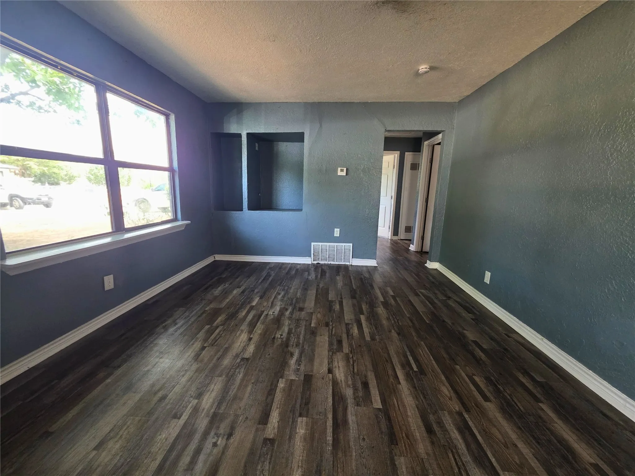 Single Family Residence For Sale in Tarrant County , 4424 Littlejohn Avenue, Fort Worth, Texas 76105, 3 Bedroom, 1 Bathroom, Garage spaces, 901 Sqft, built in 1955, mls#21385099, Real Estate Agent in Fort Worth, Homes For Sale in Tarrant county, Homes For Sale in Fort Worth, Realtor in Fort Worth Texas, Real Estate Brokerage Independent Realty Texas, Luminita Cordes Realtor