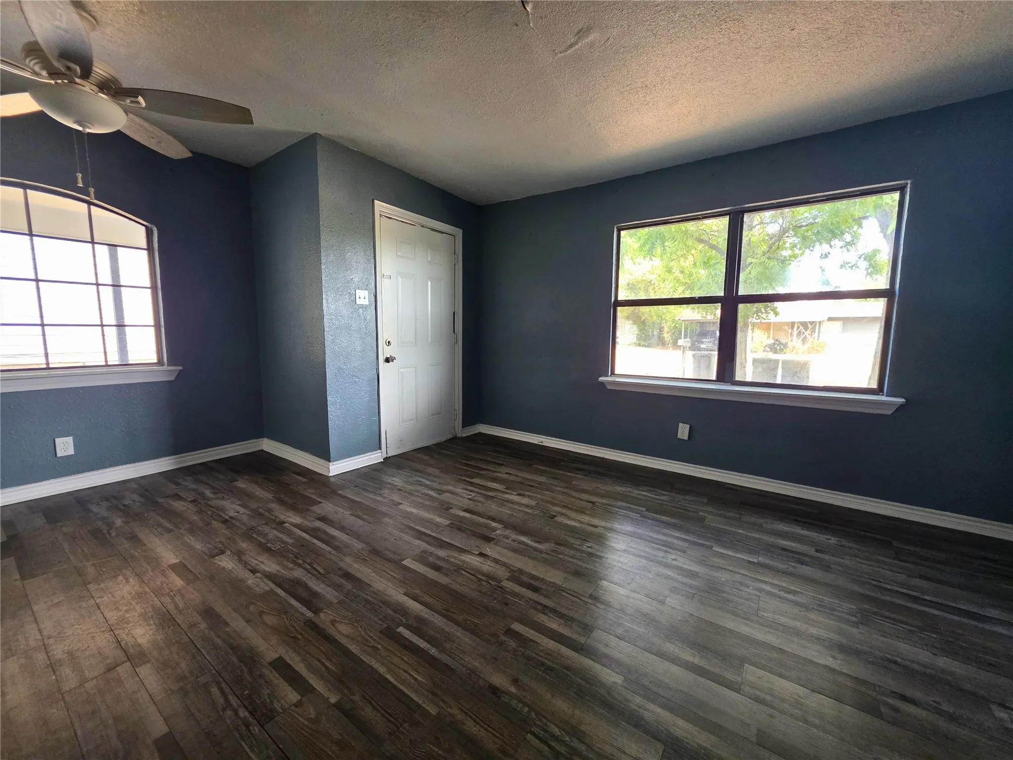 Single Family Residence For Sale in Tarrant County , 4424 Littlejohn Avenue, Fort Worth, Texas 76105, 3 Bedroom, 1 Bathroom, Garage spaces, 901 Sqft, built in 1955, mls#21385099, Real Estate Agent in Fort Worth, Homes For Sale in Tarrant county, Homes For Sale in Fort Worth, Realtor in Fort Worth Texas, Real Estate Brokerage Independent Realty Texas, Luminita Cordes Realtor