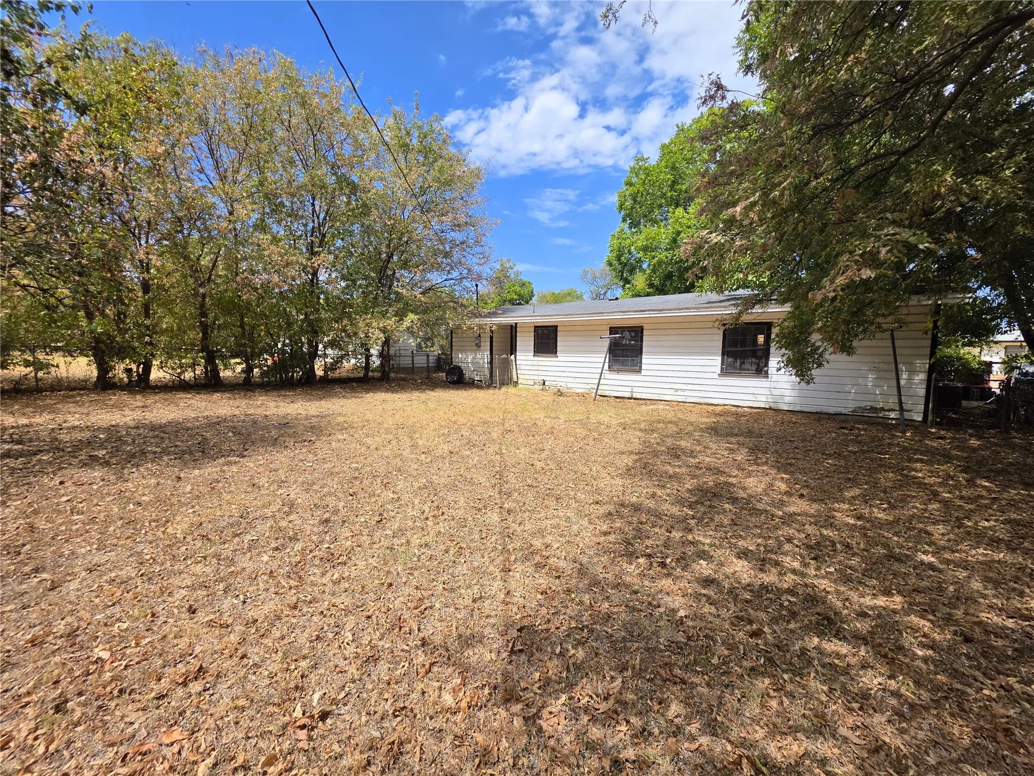 Single Family Residence For Sale in Tarrant County , 4424 Littlejohn Avenue, Fort Worth, Texas 76105, 3 Bedroom, 1 Bathroom, Garage spaces, 901 Sqft, built in 1955, mls#21385099, Real Estate Agent in Fort Worth, Homes For Sale in Tarrant county, Homes For Sale in Fort Worth, Realtor in Fort Worth Texas, Real Estate Brokerage Independent Realty Texas, Luminita Cordes Realtor