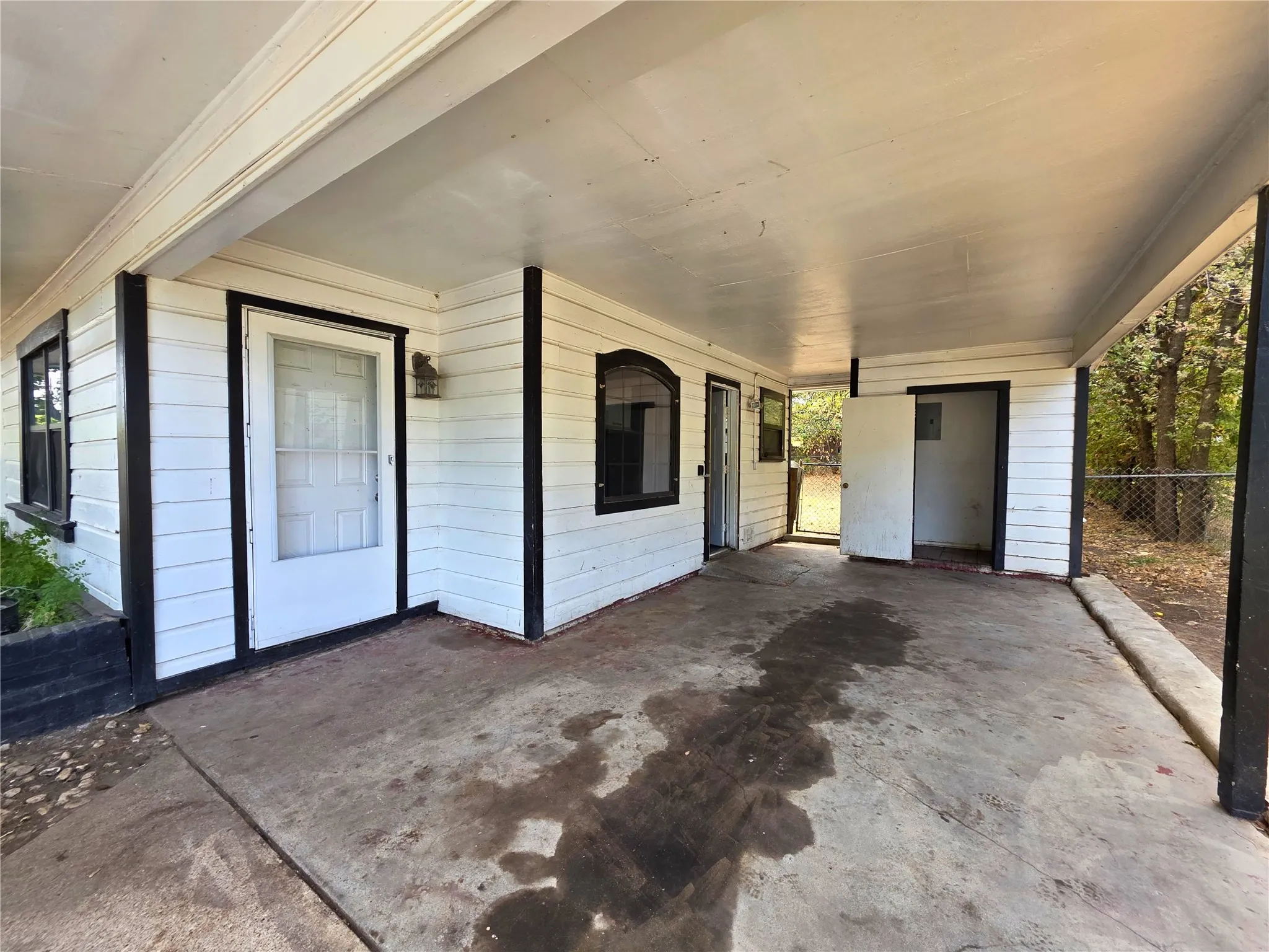 Single Family Residence For Sale in Tarrant County , 4424 Littlejohn Avenue, Fort Worth, Texas 76105, 3 Bedroom, 1 Bathroom, Garage spaces, 901 Sqft, built in 1955, mls#21385099, Real Estate Agent in Fort Worth, Homes For Sale in Tarrant county, Homes For Sale in Fort Worth, Realtor in Fort Worth Texas, Real Estate Brokerage Independent Realty Texas, Luminita Cordes Realtor