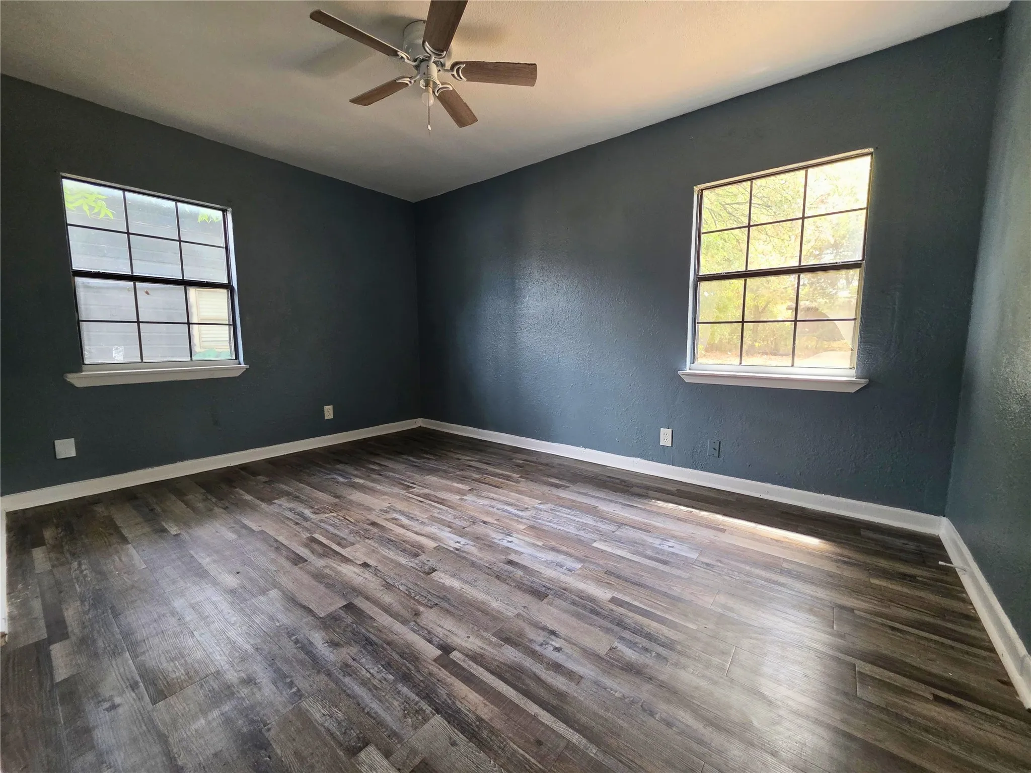 Single Family Residence For Sale in Tarrant County , 4424 Littlejohn Avenue, Fort Worth, Texas 76105, 3 Bedroom, 1 Bathroom, Garage spaces, 901 Sqft, built in 1955, mls#21385099, Real Estate Agent in Fort Worth, Homes For Sale in Tarrant county, Homes For Sale in Fort Worth, Realtor in Fort Worth Texas, Real Estate Brokerage Independent Realty Texas, Luminita Cordes Realtor