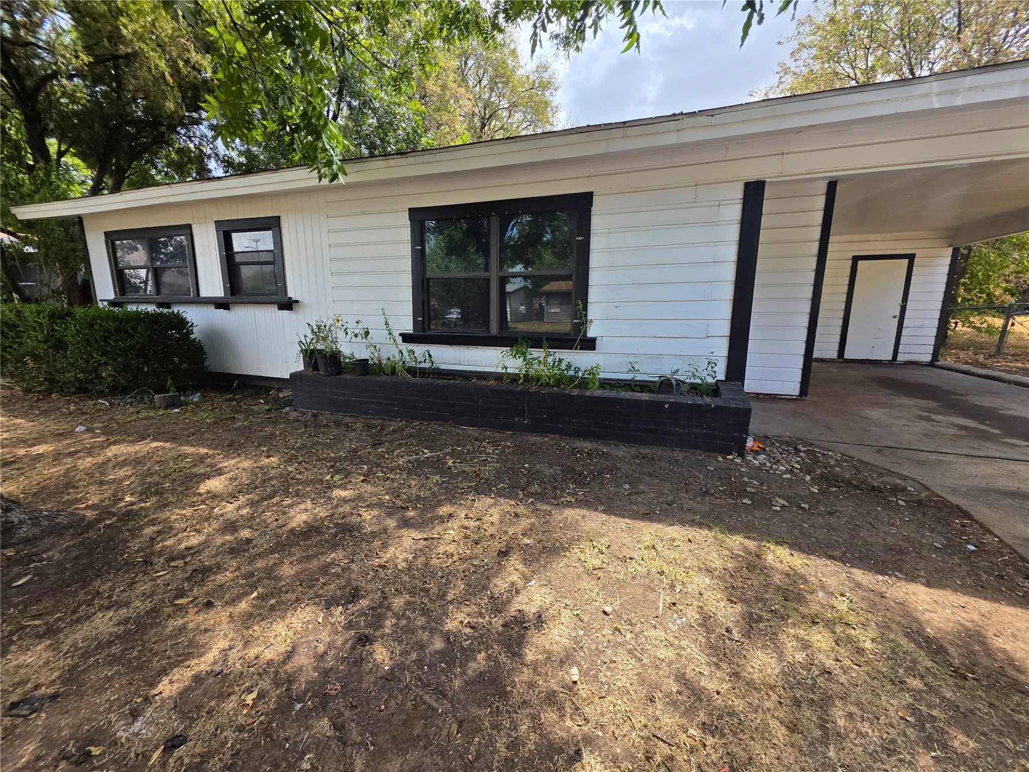 Single Family Residence For Sale in Tarrant County , 4424 Littlejohn Avenue, Fort Worth, Texas 76105, 3 Bedroom, 1 Bathroom, Garage spaces, 901 Sqft, built in 1955, mls#21385099, Real Estate Agent in Fort Worth, Homes For Sale in Tarrant county, Homes For Sale in Fort Worth, Realtor in Fort Worth Texas, Real Estate Brokerage Independent Realty Texas, Luminita Cordes Realtor
