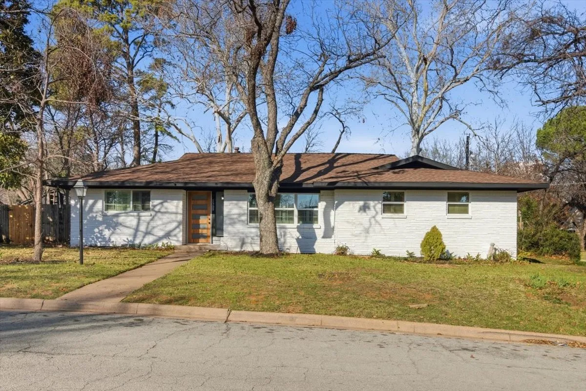 Single Family Residence For Rent in Tarrant County , 1509 University Drive, Arlington, Texas 76013, 4 Bedroom, 2 Bathroom, 2 Garage spaces, 2,155 Sqft, built in 1957, mls#21385242, Real Estate Agent in Arlington, Homes For Rent in Tarrant county, Homes For Rent in Arlington, Realtor in Arlington Texas, Real Estate Brokerage Independent Realty Texas, Luminita Cordes Realtor
