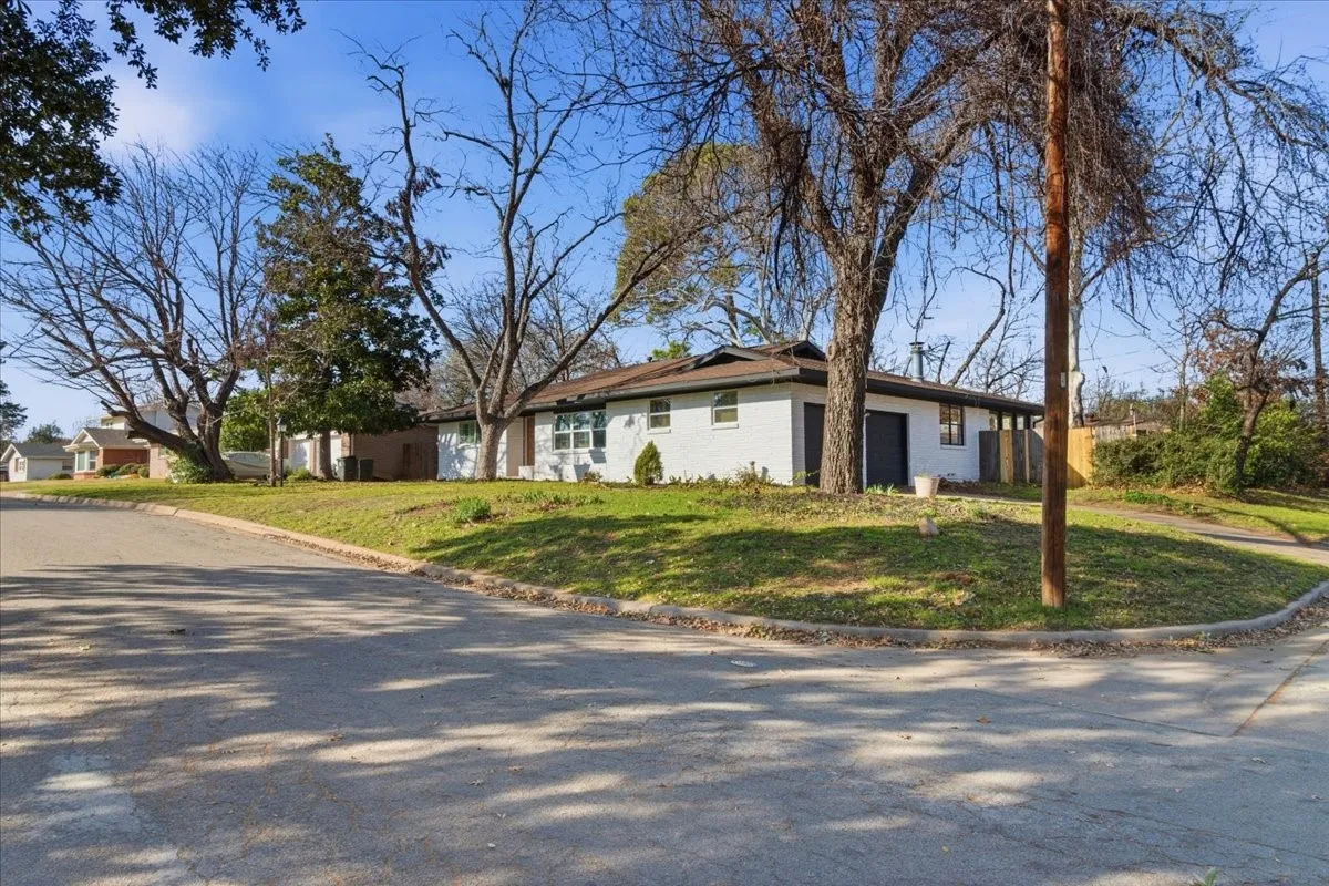 Single Family Residence For Rent in Tarrant County , 1509 University Drive, Arlington, Texas 76013, 4 Bedroom, 2 Bathroom, 2 Garage spaces, 2,155 Sqft, built in 1957, mls#21385242, Real Estate Agent in Arlington, Homes For Rent in Tarrant county, Homes For Rent in Arlington, Realtor in Arlington Texas, Real Estate Brokerage Independent Realty Texas, Luminita Cordes Realtor