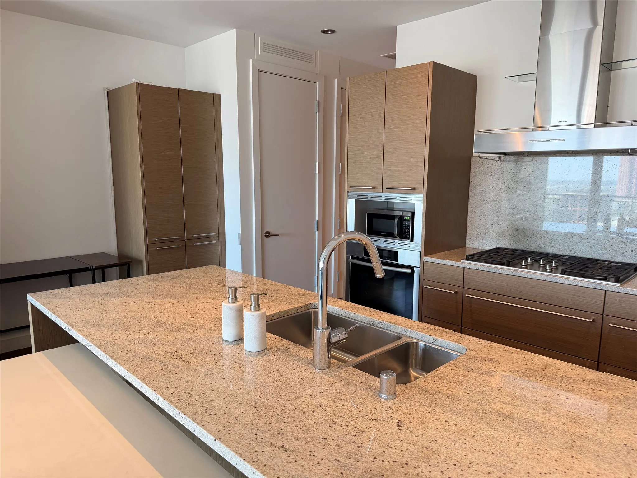Condominium For Rent in Dallas County , 2900 Mckinnon Street 2507, Dallas, Texas 75201, 1 Bedroom, 2 Bathroom, 2 Garage spaces, 881 Sqft, built in 2005, mls#21383003, Real Estate Agent in Dallas, Homes For Rent in Dallas county, Homes For Rent in Dallas, Realtor in Dallas Texas, Real Estate Brokerage Independent Realty Texas, Luminita Cordes Realtor