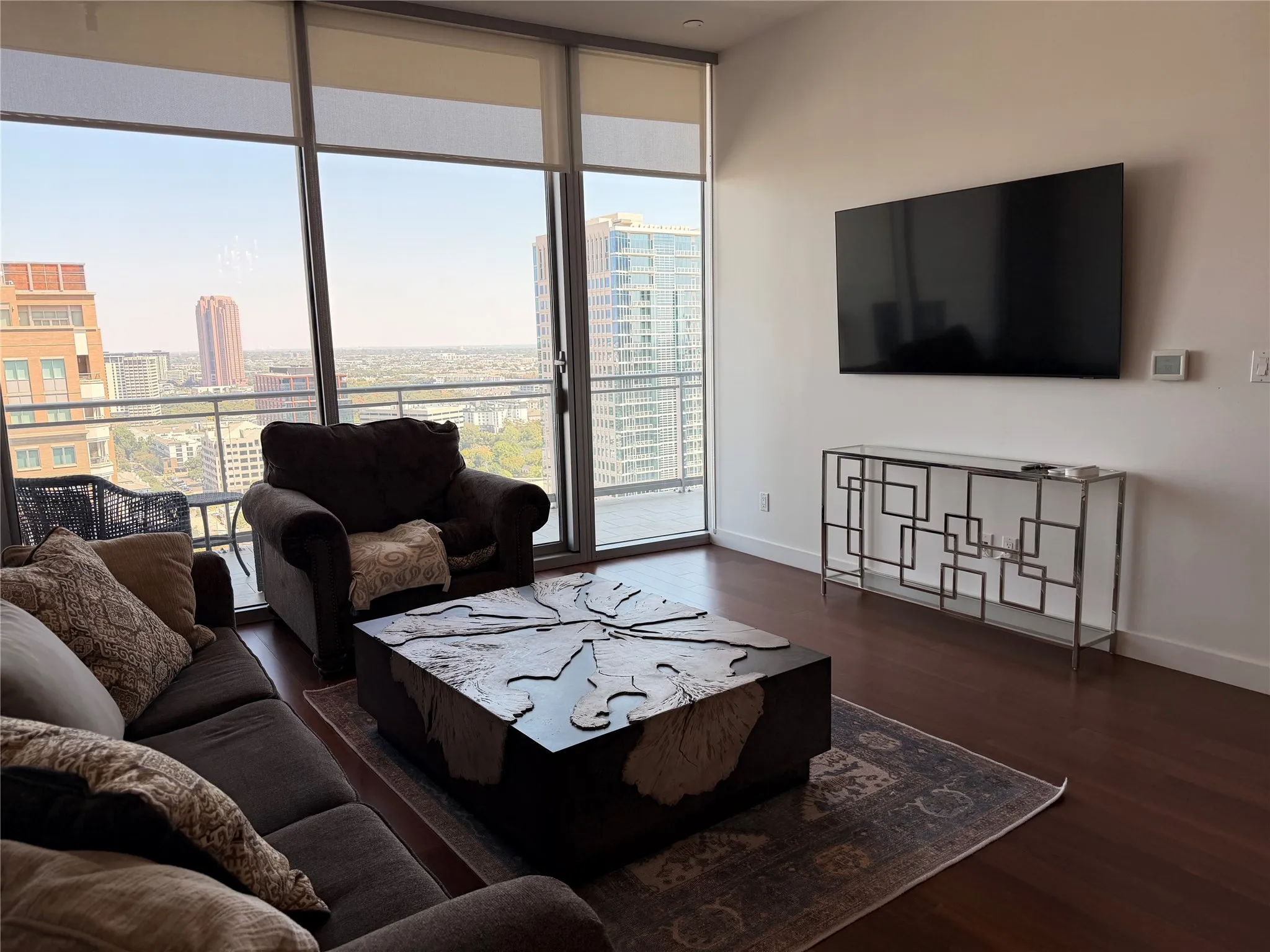 Condominium For Rent in Dallas County , 2900 Mckinnon Street 2507, Dallas, Texas 75201, 1 Bedroom, 2 Bathroom, 2 Garage spaces, 881 Sqft, built in 2005, mls#21383003, Real Estate Agent in Dallas, Homes For Rent in Dallas county, Homes For Rent in Dallas, Realtor in Dallas Texas, Real Estate Brokerage Independent Realty Texas, Luminita Cordes Realtor