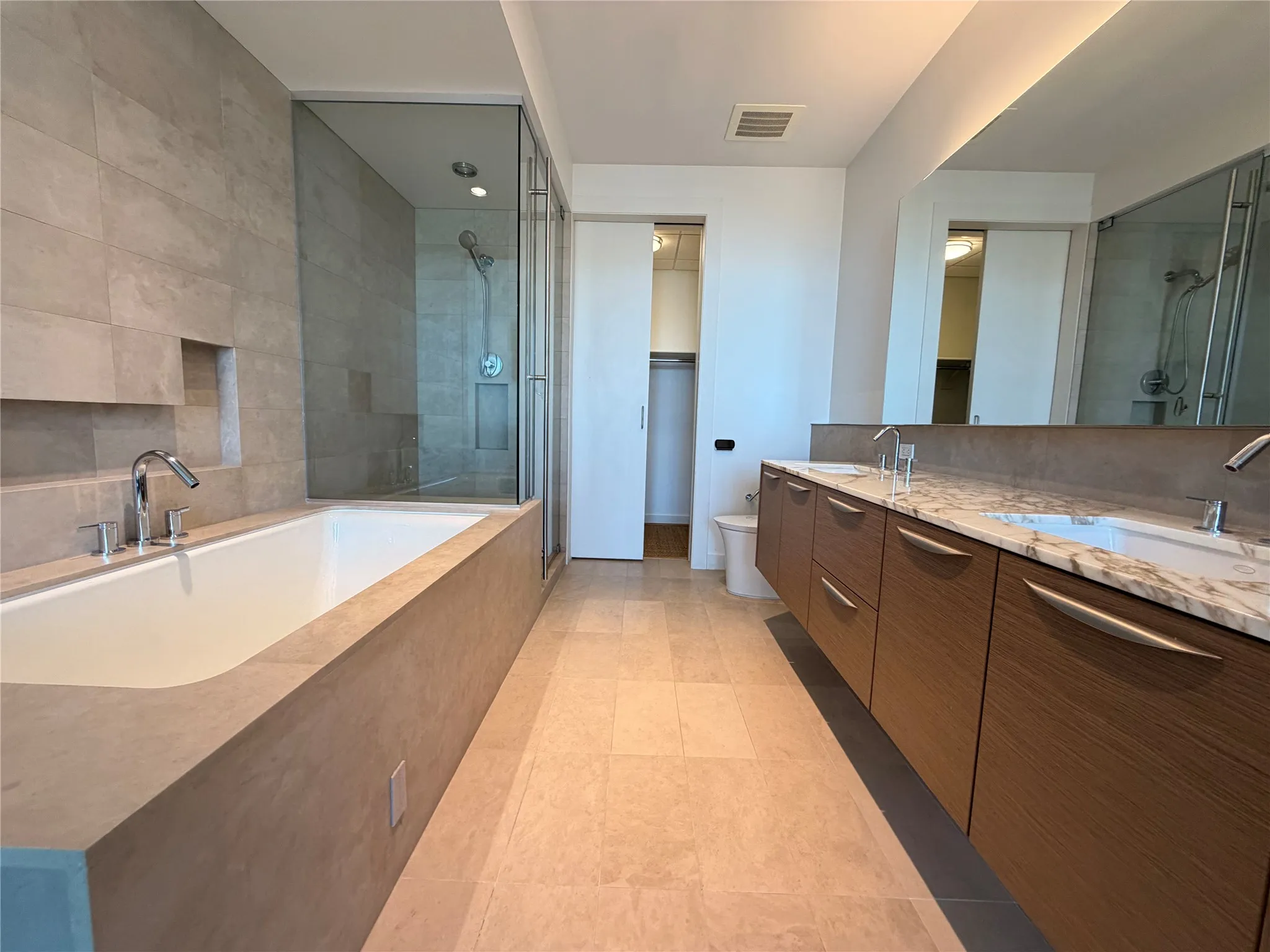 Condominium For Rent in Dallas County , 2900 Mckinnon Street 2507, Dallas, Texas 75201, 1 Bedroom, 2 Bathroom, 2 Garage spaces, 881 Sqft, built in 2005, mls#21383003, Real Estate Agent in Dallas, Homes For Rent in Dallas county, Homes For Rent in Dallas, Realtor in Dallas Texas, Real Estate Brokerage Independent Realty Texas, Luminita Cordes Realtor
