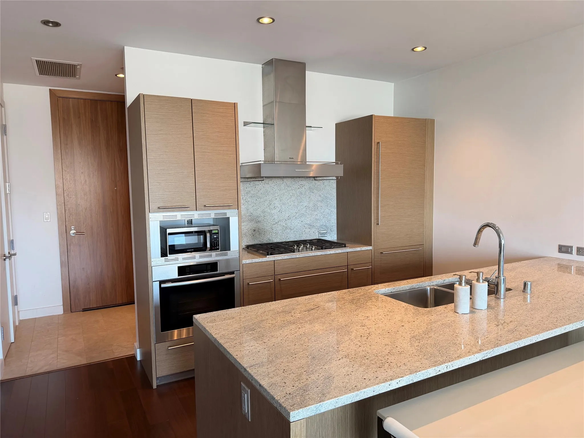 Condominium For Rent in Dallas County , 2900 Mckinnon Street 2507, Dallas, Texas 75201, 1 Bedroom, 2 Bathroom, 2 Garage spaces, 881 Sqft, built in 2005, mls#21383003, Real Estate Agent in Dallas, Homes For Rent in Dallas county, Homes For Rent in Dallas, Realtor in Dallas Texas, Real Estate Brokerage Independent Realty Texas, Luminita Cordes Realtor