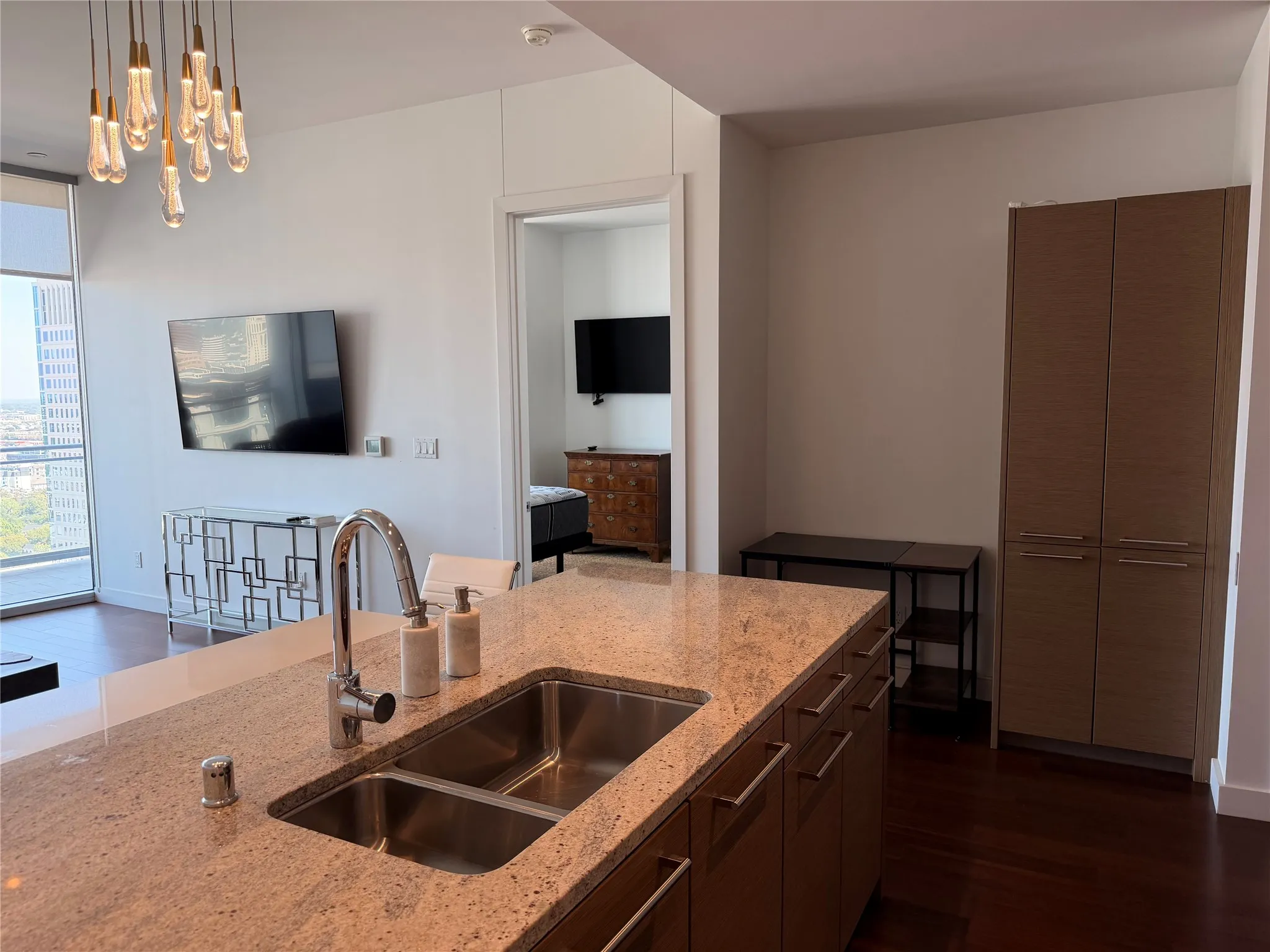 Condominium For Rent in Dallas County , 2900 Mckinnon Street 2507, Dallas, Texas 75201, 1 Bedroom, 2 Bathroom, 2 Garage spaces, 881 Sqft, built in 2005, mls#21383003, Real Estate Agent in Dallas, Homes For Rent in Dallas county, Homes For Rent in Dallas, Realtor in Dallas Texas, Real Estate Brokerage Independent Realty Texas, Luminita Cordes Realtor