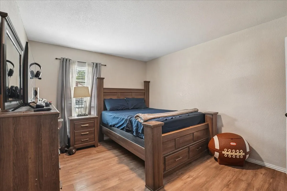 Single Family Residence For Sale in Tarrant County , 2111 Sharpshire Lane, Arlington, Texas 76014, 4 Bedroom, 3 Bathroom, 1 Garage spaces, 1,532 Sqft, built in 1982, mls#21385964, Real Estate Agent in Arlington, Homes For Sale in Tarrant county, Homes For Sale in Arlington, Realtor in Arlington Texas, Real Estate Brokerage Independent Realty Texas, Luminita Cordes Realtor