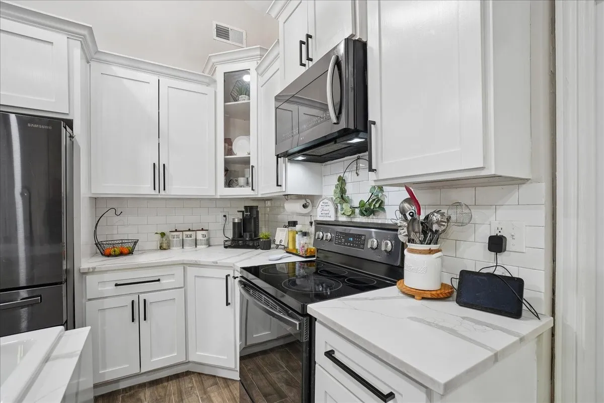 Single Family Residence For Sale in Tarrant County , 2111 Sharpshire Lane, Arlington, Texas 76014, 4 Bedroom, 3 Bathroom, 1 Garage spaces, 1,532 Sqft, built in 1982, mls#21385964, Real Estate Agent in Arlington, Homes For Sale in Tarrant county, Homes For Sale in Arlington, Realtor in Arlington Texas, Real Estate Brokerage Independent Realty Texas, Luminita Cordes Realtor