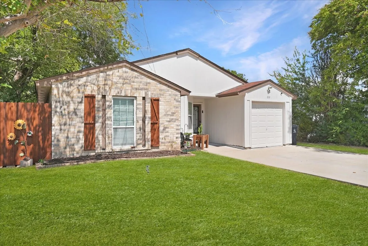 Single Family Residence For Sale in Tarrant County , 2111 Sharpshire Lane, Arlington, Texas 76014, 4 Bedroom, 3 Bathroom, 1 Garage spaces, 1,532 Sqft, built in 1982, mls#21385964, Real Estate Agent in Arlington, Homes For Sale in Tarrant county, Homes For Sale in Arlington, Realtor in Arlington Texas, Real Estate Brokerage Independent Realty Texas, Luminita Cordes Realtor