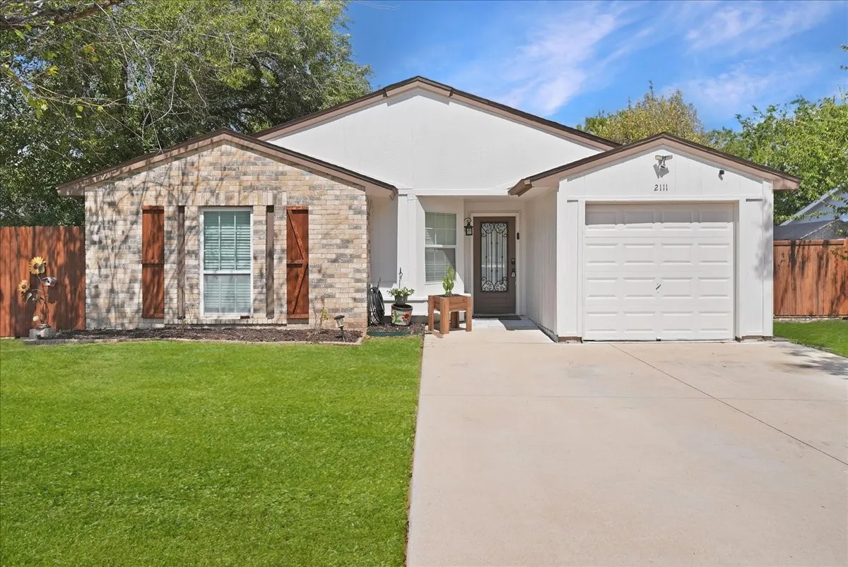 Single Family Residence For Sale in Tarrant County , 2111 Sharpshire Lane, Arlington, Texas 76014, 4 Bedroom, 3 Bathroom, 1 Garage spaces, 1,532 Sqft, built in 1982, mls#21385964, Real Estate Agent in Arlington, Homes For Sale in Tarrant county, Homes For Sale in Arlington, Realtor in Arlington Texas, Real Estate Brokerage Independent Realty Texas, Luminita Cordes Realtor