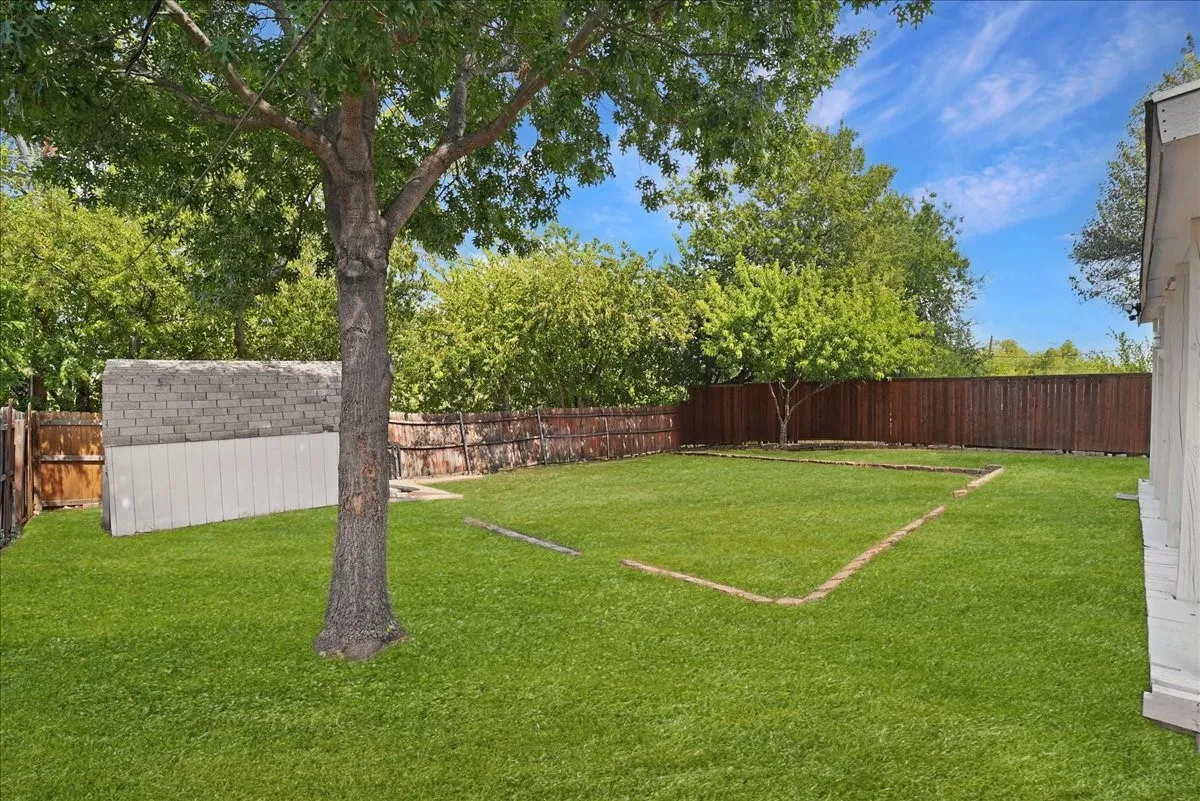 Single Family Residence For Sale in Tarrant County , 2111 Sharpshire Lane, Arlington, Texas 76014, 4 Bedroom, 3 Bathroom, 1 Garage spaces, 1,532 Sqft, built in 1982, mls#21385964, Real Estate Agent in Arlington, Homes For Sale in Tarrant county, Homes For Sale in Arlington, Realtor in Arlington Texas, Real Estate Brokerage Independent Realty Texas, Luminita Cordes Realtor