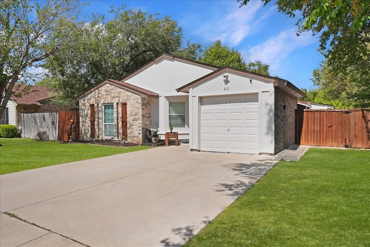 Single Family Residence For Sale in Tarrant County , 2111 Sharpshire Lane, Arlington, Texas 76014, 4 Bedroom, 3 Bathroom, 1 Garage spaces, 1,532 Sqft, built in 1982, mls#21385964, Real Estate Agent in Arlington, Homes For Sale in Tarrant county, Homes For Sale in Arlington, Realtor in Arlington Texas, Real Estate Brokerage Independent Realty Texas, Luminita Cordes Realtor