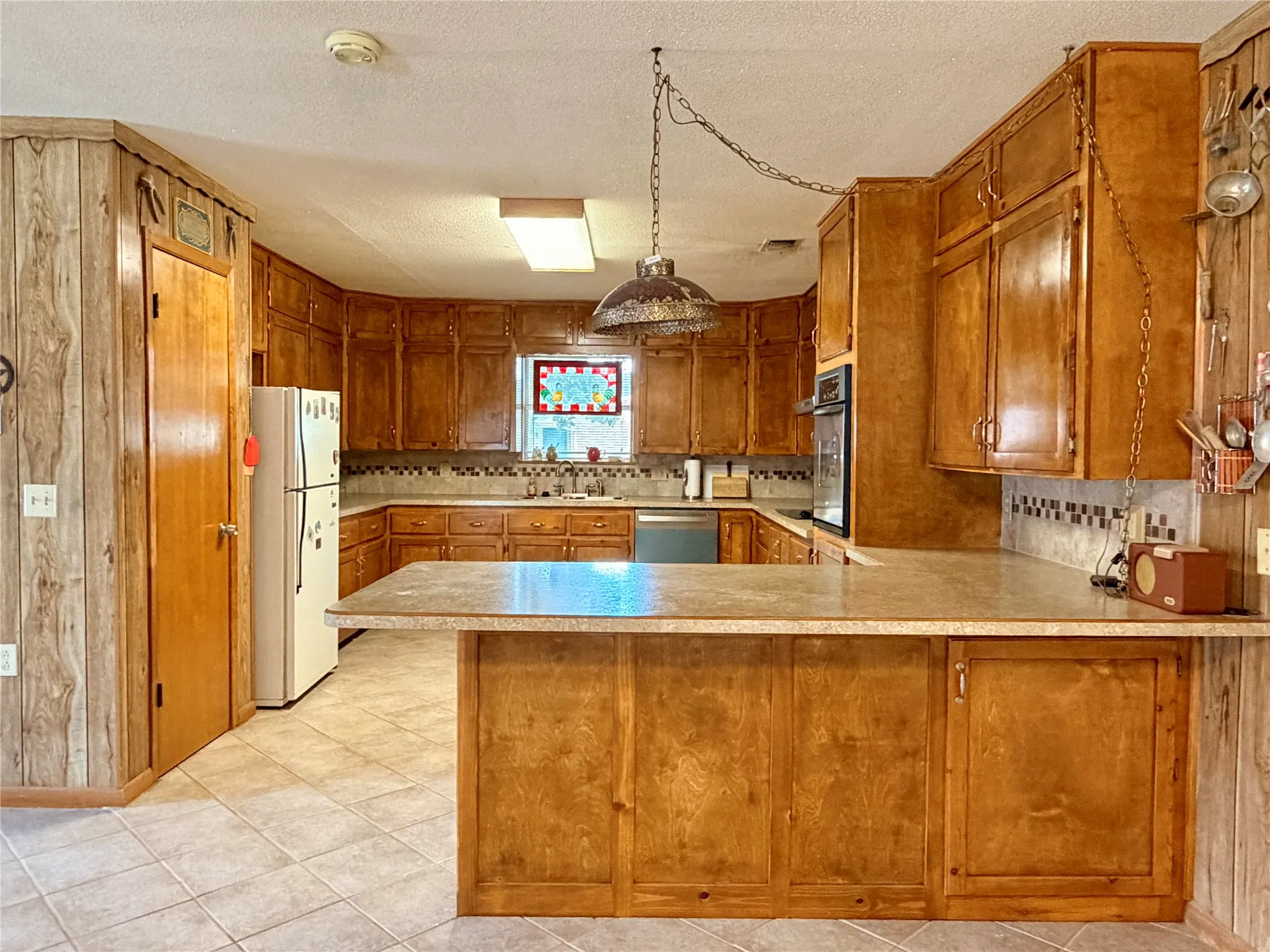 Single Family Residence For Sale in Comanche County , 200 S Speed Street, Gustine, Texas 76455, 3 Bedroom, 2 Bathroom, Garage spaces, 2,076 Sqft, built in 1979, mls#21380099, Real Estate Agent in Gustine, Homes For Sale in Comanche county, Homes For Sale in Gustine, Realtor in Gustine Texas, Real Estate Brokerage Independent Realty Texas, Luminita Cordes Realtor