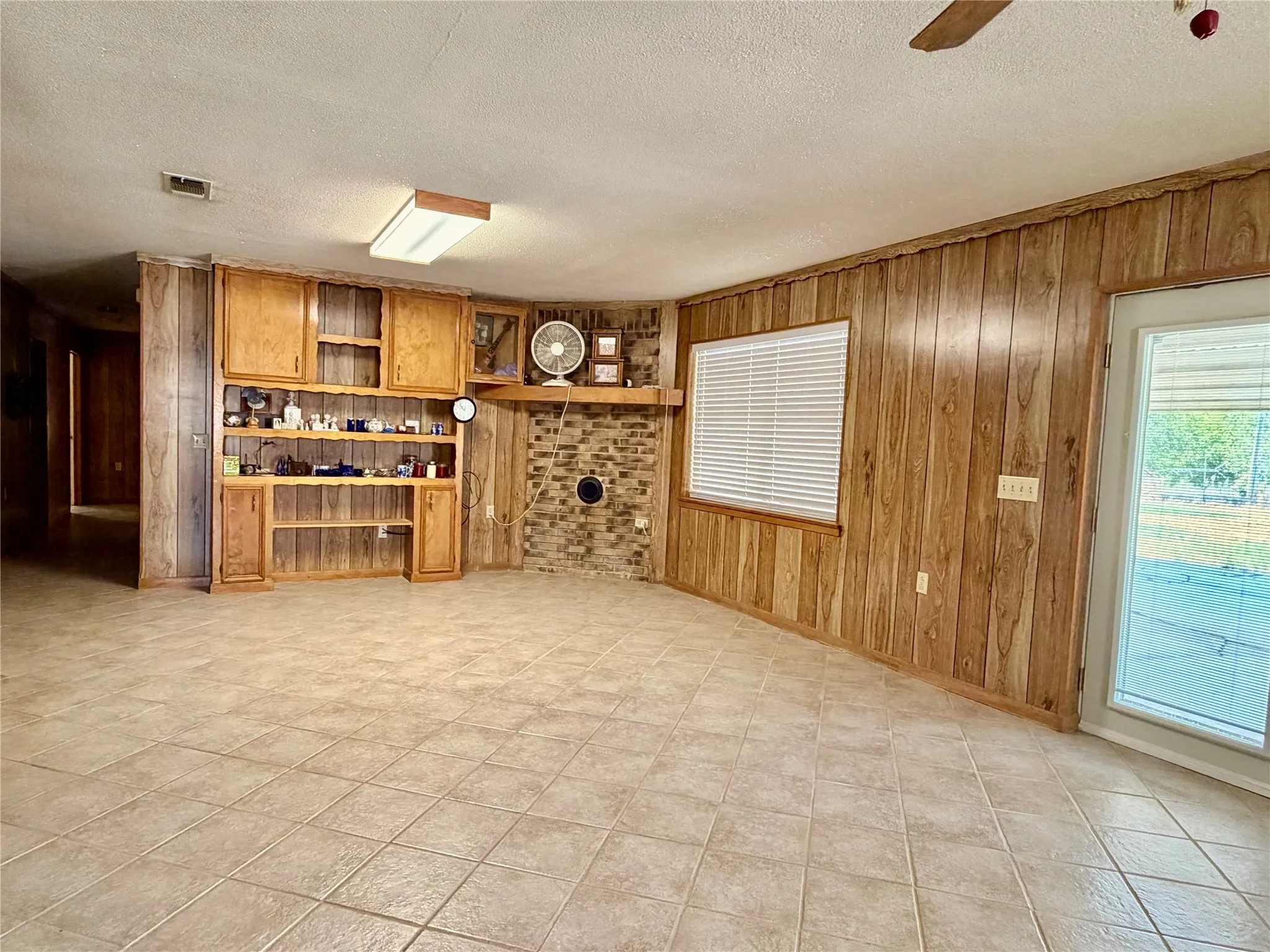 Single Family Residence For Sale in Comanche County , 200 S Speed Street, Gustine, Texas 76455, 3 Bedroom, 2 Bathroom, Garage spaces, 2,076 Sqft, built in 1979, mls#21380099, Real Estate Agent in Gustine, Homes For Sale in Comanche county, Homes For Sale in Gustine, Realtor in Gustine Texas, Real Estate Brokerage Independent Realty Texas, Luminita Cordes Realtor