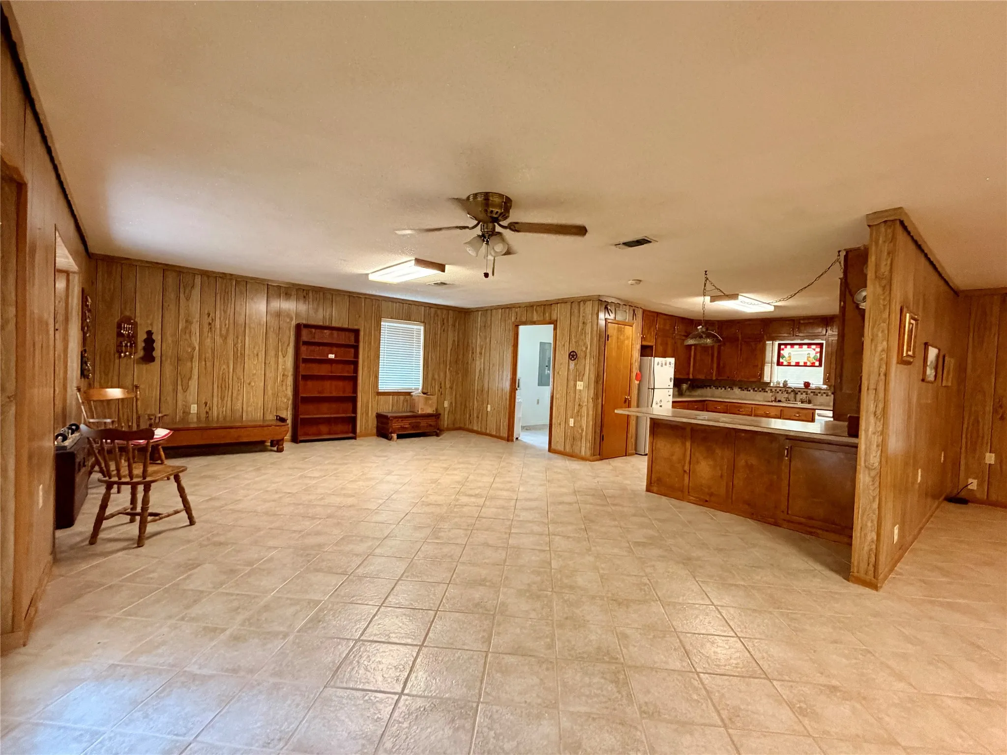 Single Family Residence For Sale in Comanche County , 200 S Speed Street, Gustine, Texas 76455, 3 Bedroom, 2 Bathroom, Garage spaces, 2,076 Sqft, built in 1979, mls#21380099, Real Estate Agent in Gustine, Homes For Sale in Comanche county, Homes For Sale in Gustine, Realtor in Gustine Texas, Real Estate Brokerage Independent Realty Texas, Luminita Cordes Realtor