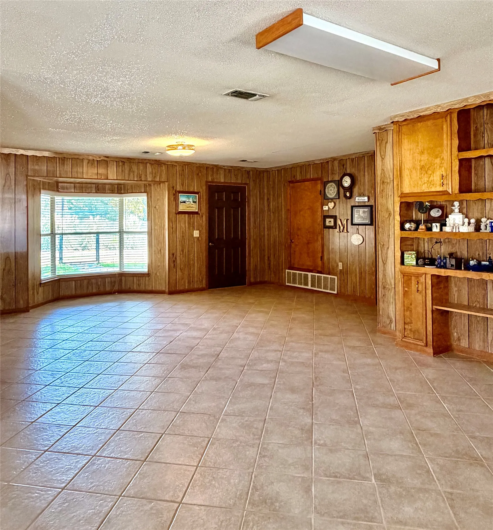 Single Family Residence For Sale in Comanche County , 200 S Speed Street, Gustine, Texas 76455, 3 Bedroom, 2 Bathroom, Garage spaces, 2,076 Sqft, built in 1979, mls#21380099, Real Estate Agent in Gustine, Homes For Sale in Comanche county, Homes For Sale in Gustine, Realtor in Gustine Texas, Real Estate Brokerage Independent Realty Texas, Luminita Cordes Realtor