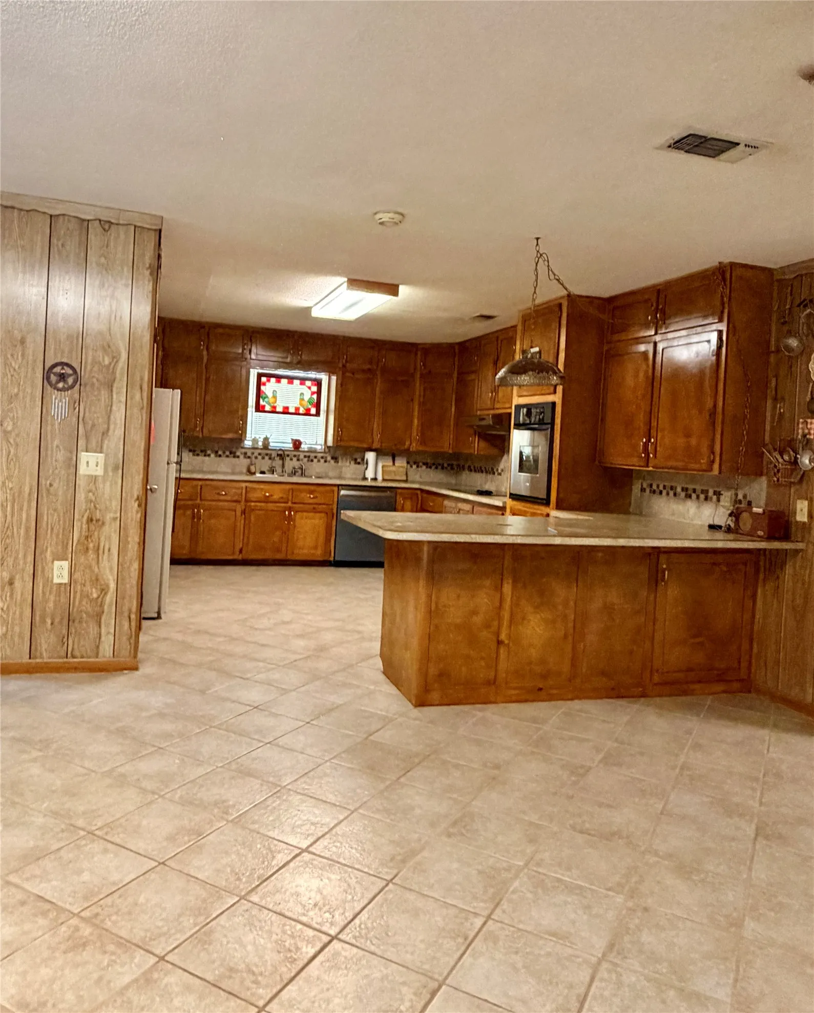 Single Family Residence For Sale in Comanche County , 200 S Speed Street, Gustine, Texas 76455, 3 Bedroom, 2 Bathroom, Garage spaces, 2,076 Sqft, built in 1979, mls#21380099, Real Estate Agent in Gustine, Homes For Sale in Comanche county, Homes For Sale in Gustine, Realtor in Gustine Texas, Real Estate Brokerage Independent Realty Texas, Luminita Cordes Realtor