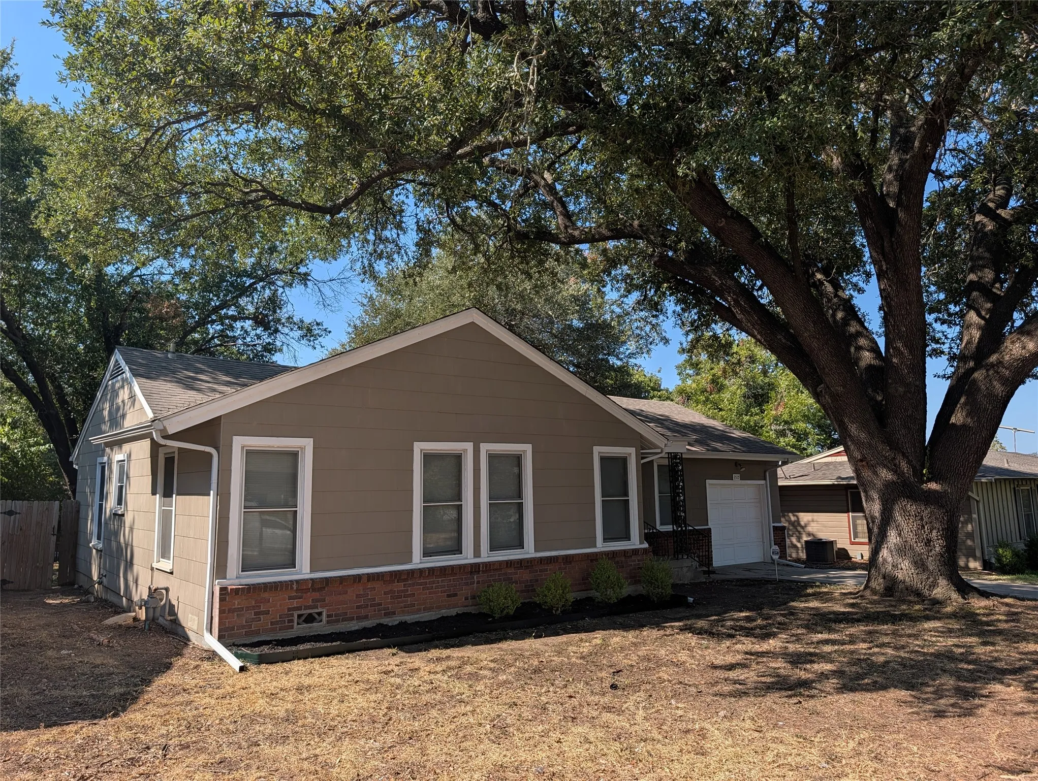 Single Family Residence For Rent in Tarrant County , 3517 Binyon Avenue, Fort Worth, Texas 76133, 3 Bedroom, 2 Bathroom, 1 Garage spaces, 1,224 Sqft, built in 1952, mls#21385980, Real Estate Agent in Fort Worth, Homes For Rent in Tarrant county, Homes For Rent in Fort Worth, Realtor in Fort Worth Texas, Real Estate Brokerage Independent Realty Texas, Luminita Cordes Realtor
