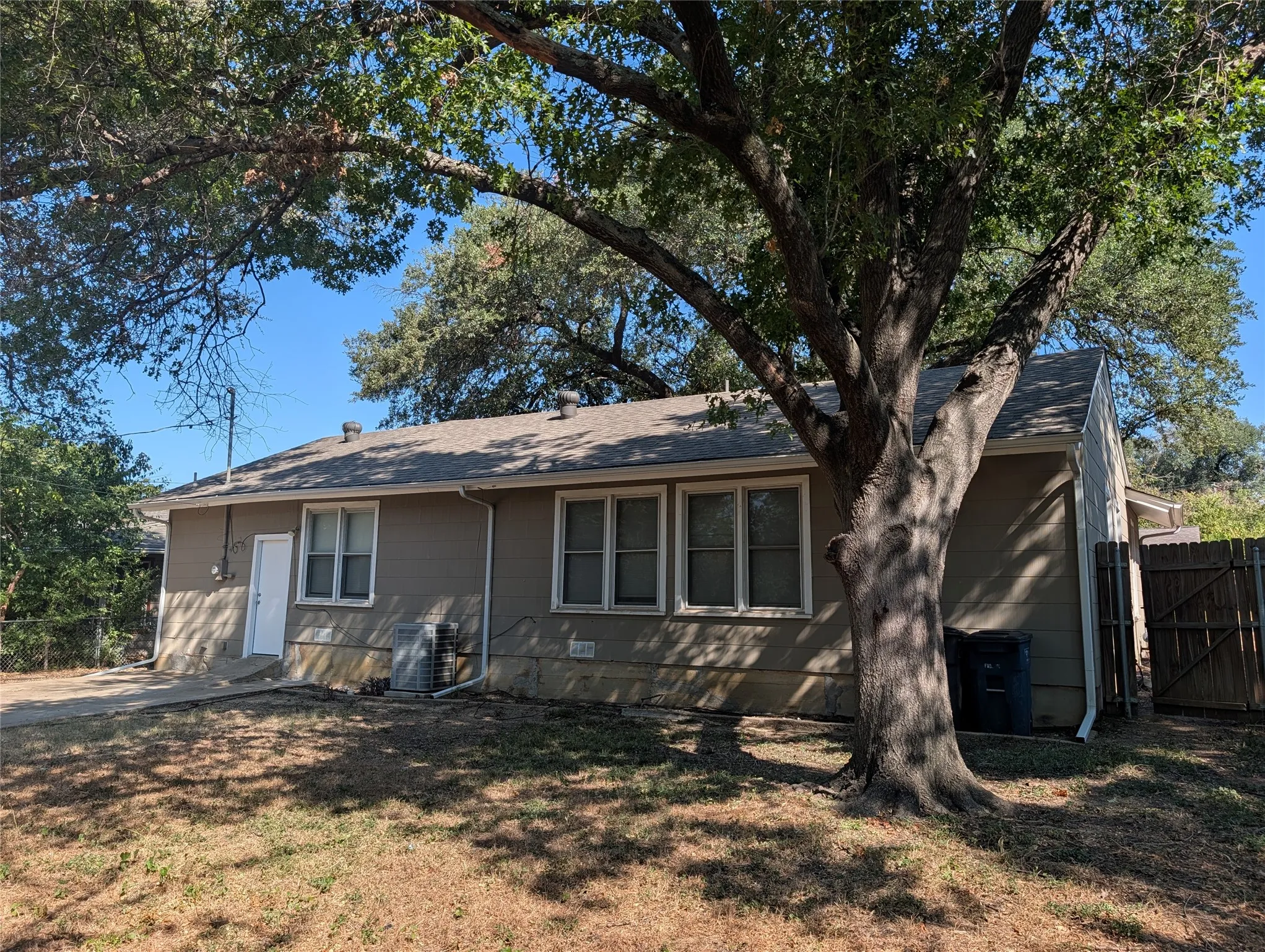 Single Family Residence For Rent in Tarrant County , 3517 Binyon Avenue, Fort Worth, Texas 76133, 3 Bedroom, 2 Bathroom, 1 Garage spaces, 1,224 Sqft, built in 1952, mls#21385980, Real Estate Agent in Fort Worth, Homes For Rent in Tarrant county, Homes For Rent in Fort Worth, Realtor in Fort Worth Texas, Real Estate Brokerage Independent Realty Texas, Luminita Cordes Realtor