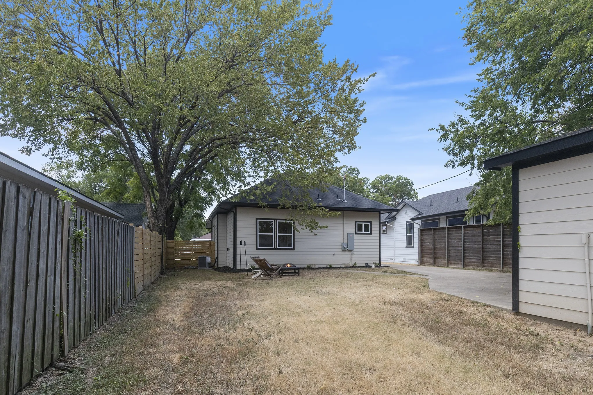 Single Family Residence For Sale in Dallas County , 920 S Montreal Avenue, Dallas, Texas 75208, 3 Bedroom, 2 Bathroom, 2 Garage spaces, 1,336 Sqft, built in 1912, mls#21377226, Real Estate Agent in Dallas, Homes For Sale in Dallas county, Homes For Sale in Dallas, Realtor in Dallas Texas, Real Estate Brokerage Independent Realty Texas, Luminita Cordes Realtor