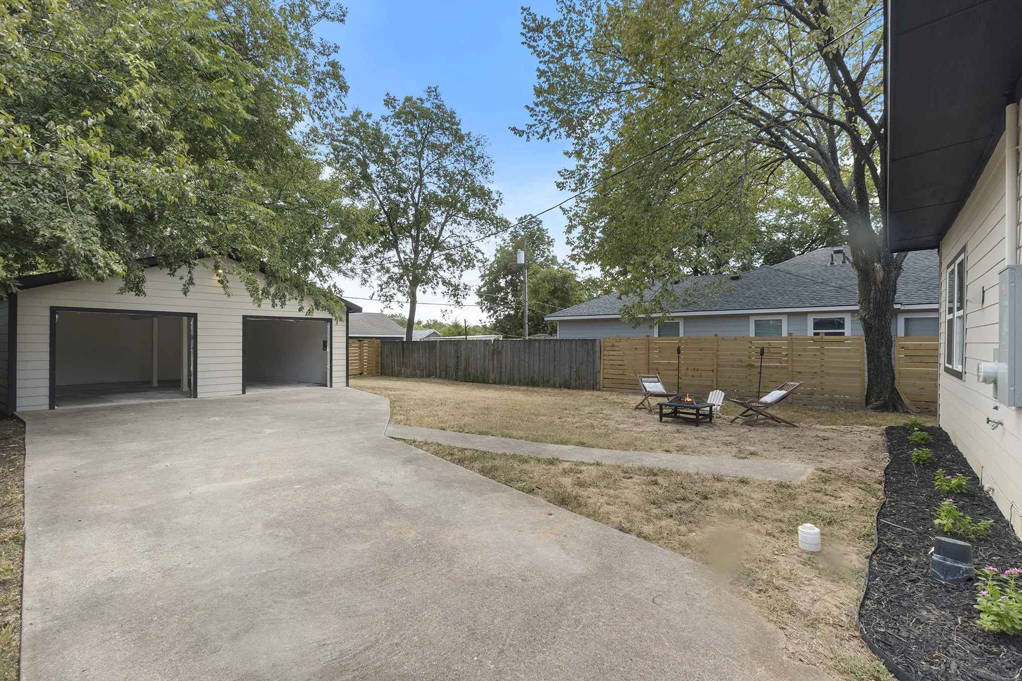 Single Family Residence For Sale in Dallas County , 920 S Montreal Avenue, Dallas, Texas 75208, 3 Bedroom, 2 Bathroom, 2 Garage spaces, 1,336 Sqft, built in 1912, mls#21377226, Real Estate Agent in Dallas, Homes For Sale in Dallas county, Homes For Sale in Dallas, Realtor in Dallas Texas, Real Estate Brokerage Independent Realty Texas, Luminita Cordes Realtor