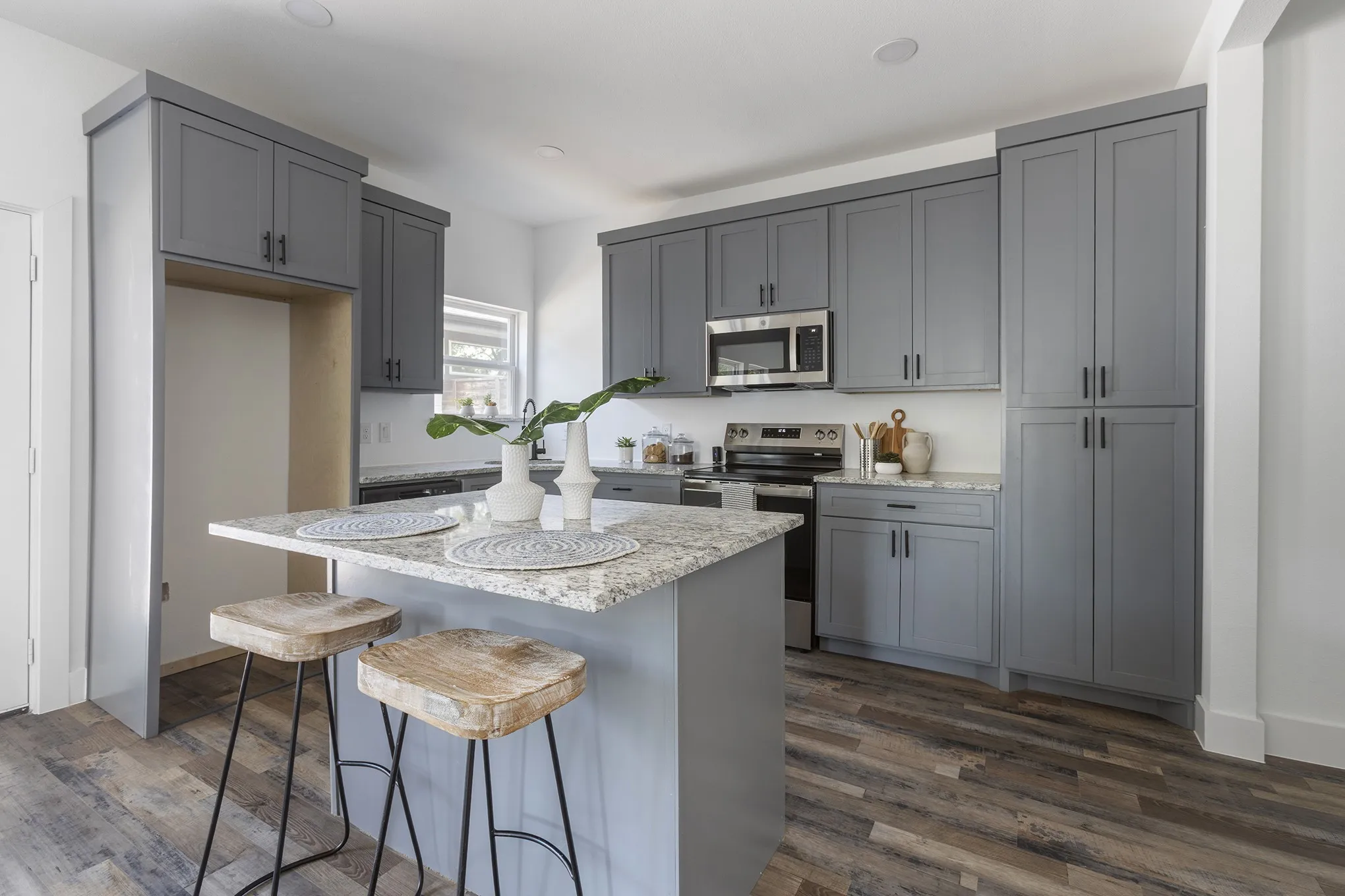 Single Family Residence For Sale in Dallas County , 920 S Montreal Avenue, Dallas, Texas 75208, 3 Bedroom, 2 Bathroom, 2 Garage spaces, 1,336 Sqft, built in 1912, mls#21377226, Real Estate Agent in Dallas, Homes For Sale in Dallas county, Homes For Sale in Dallas, Realtor in Dallas Texas, Real Estate Brokerage Independent Realty Texas, Luminita Cordes Realtor