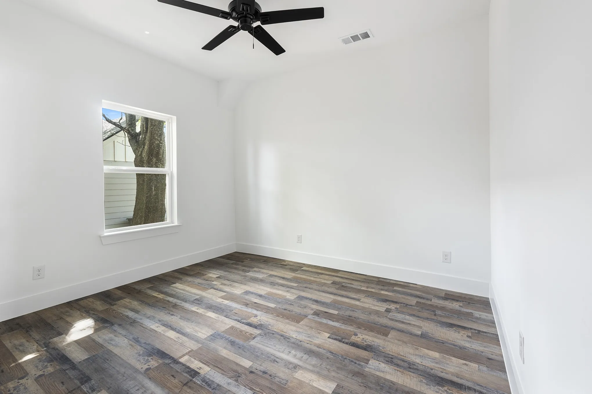Single Family Residence For Sale in Dallas County , 920 S Montreal Avenue, Dallas, Texas 75208, 3 Bedroom, 2 Bathroom, 2 Garage spaces, 1,336 Sqft, built in 1912, mls#21377226, Real Estate Agent in Dallas, Homes For Sale in Dallas county, Homes For Sale in Dallas, Realtor in Dallas Texas, Real Estate Brokerage Independent Realty Texas, Luminita Cordes Realtor