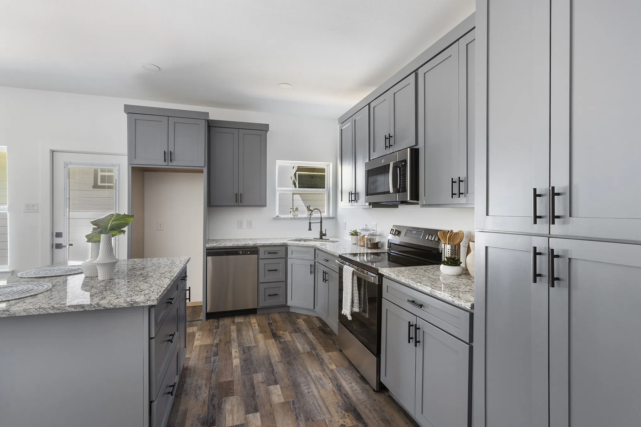 Single Family Residence For Sale in Dallas County , 920 S Montreal Avenue, Dallas, Texas 75208, 3 Bedroom, 2 Bathroom, 2 Garage spaces, 1,336 Sqft, built in 1912, mls#21377226, Real Estate Agent in Dallas, Homes For Sale in Dallas county, Homes For Sale in Dallas, Realtor in Dallas Texas, Real Estate Brokerage Independent Realty Texas, Luminita Cordes Realtor