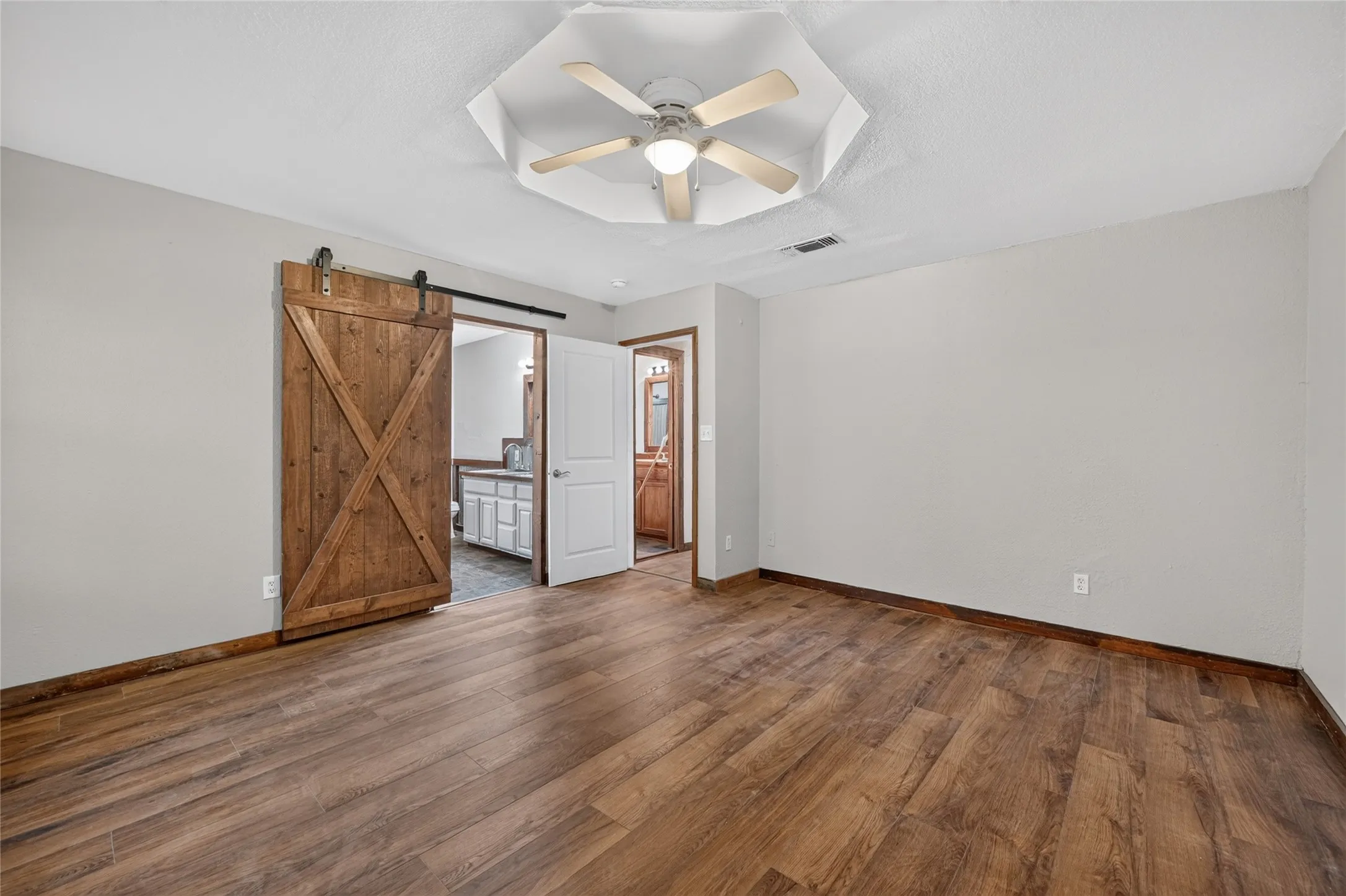 Tray ceiling with a ceiling fan