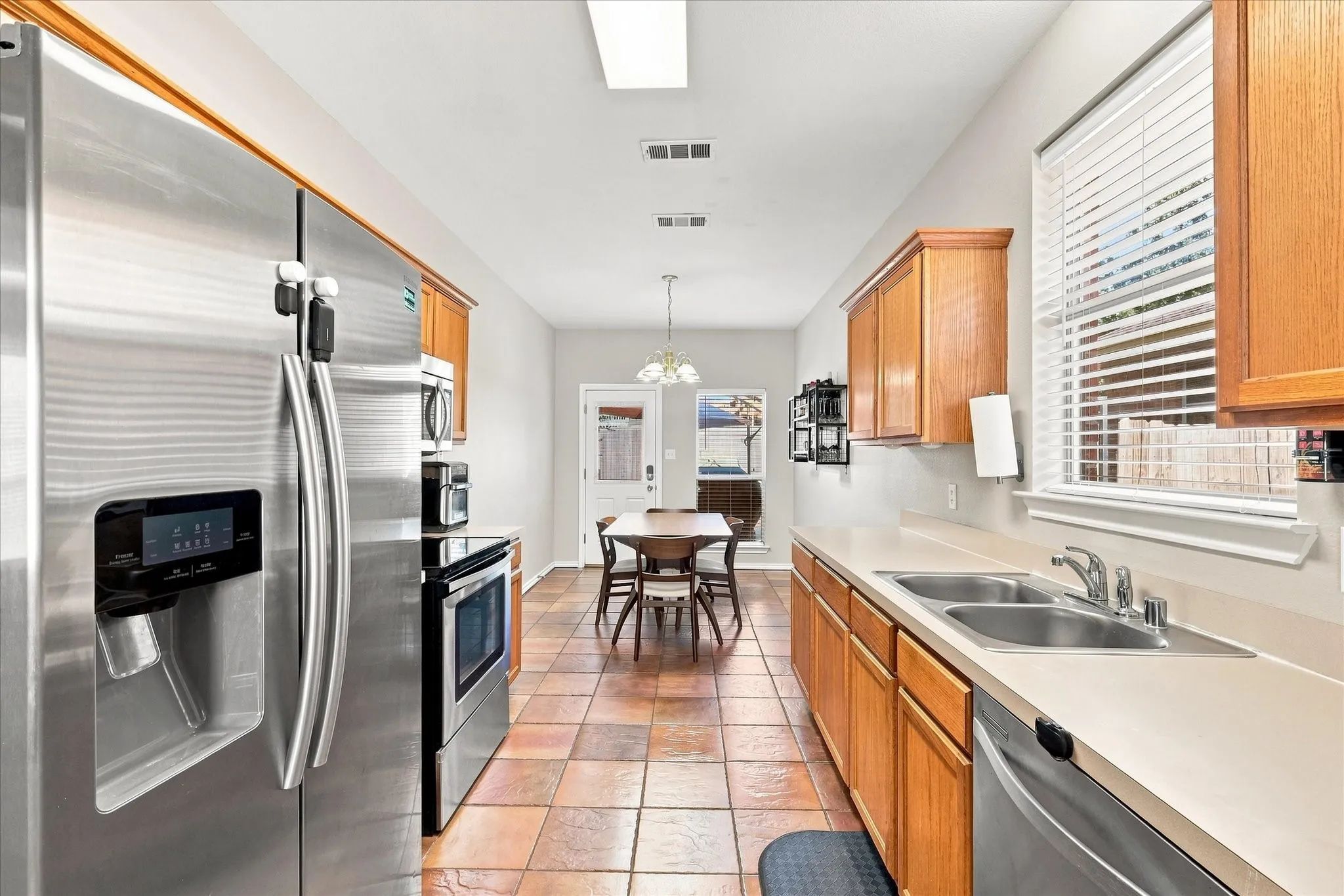 Single Family Residence For Sale in Denton County , 321 Texas Drive, Lake Dallas, Texas 75065, 3 Bedroom, 2 Bathroom, 2 Garage spaces, 1,320 Sqft, built in 2001, mls#21385640, Real Estate Agent in Lake Dallas, Homes For Sale in Denton county, Homes For Sale in Lake Dallas, Realtor in Lake Dallas Texas, Real Estate Brokerage Independent Realty Texas, Luminita Cordes Realtor
