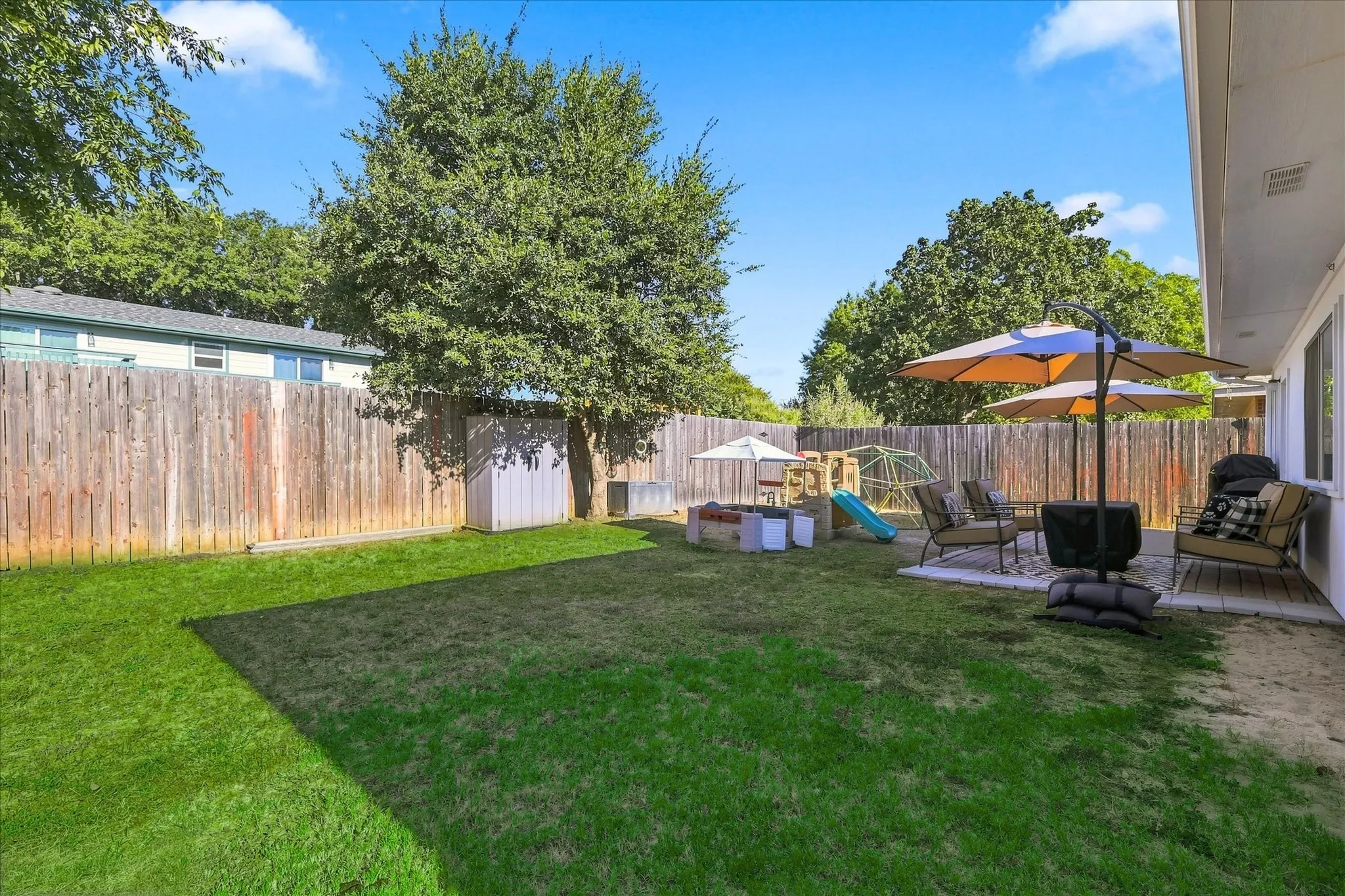 Single Family Residence For Sale in Denton County , 321 Texas Drive, Lake Dallas, Texas 75065, 3 Bedroom, 2 Bathroom, 2 Garage spaces, 1,320 Sqft, built in 2001, mls#21385640, Real Estate Agent in Lake Dallas, Homes For Sale in Denton county, Homes For Sale in Lake Dallas, Realtor in Lake Dallas Texas, Real Estate Brokerage Independent Realty Texas, Luminita Cordes Realtor