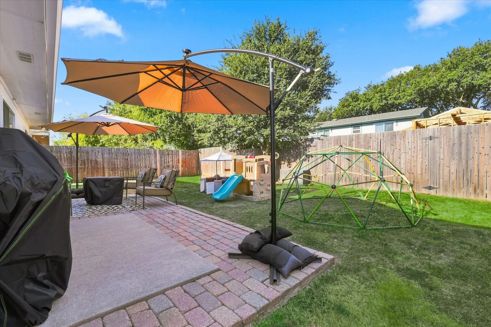 Single Family Residence For Sale in Denton County , 321 Texas Drive, Lake Dallas, Texas 75065, 3 Bedroom, 2 Bathroom, 2 Garage spaces, 1,320 Sqft, built in 2001, mls#21385640, Real Estate Agent in Lake Dallas, Homes For Sale in Denton county, Homes For Sale in Lake Dallas, Realtor in Lake Dallas Texas, Real Estate Brokerage Independent Realty Texas, Luminita Cordes Realtor