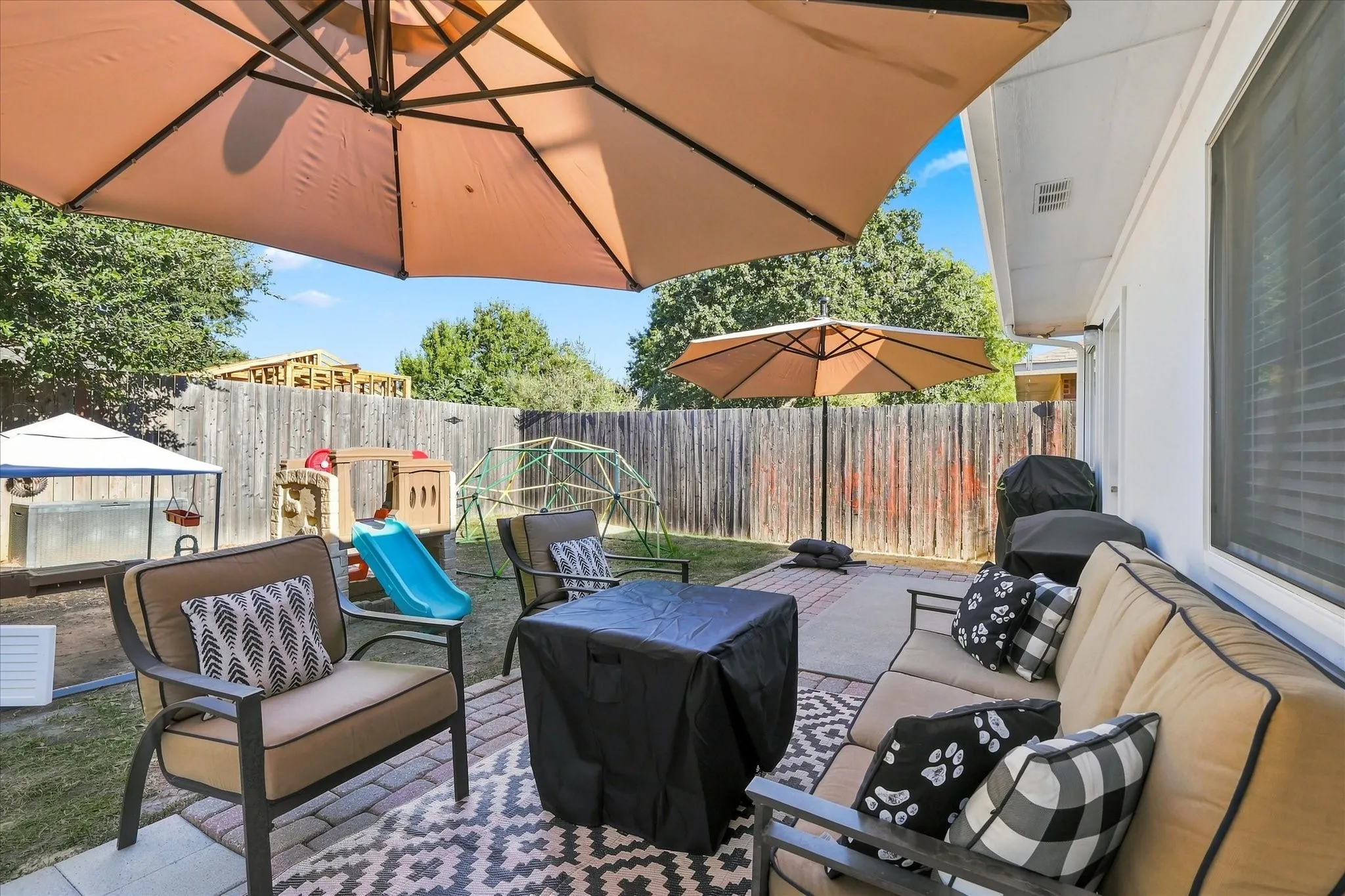 Single Family Residence For Sale in Denton County , 321 Texas Drive, Lake Dallas, Texas 75065, 3 Bedroom, 2 Bathroom, 2 Garage spaces, 1,320 Sqft, built in 2001, mls#21385640, Real Estate Agent in Lake Dallas, Homes For Sale in Denton county, Homes For Sale in Lake Dallas, Realtor in Lake Dallas Texas, Real Estate Brokerage Independent Realty Texas, Luminita Cordes Realtor