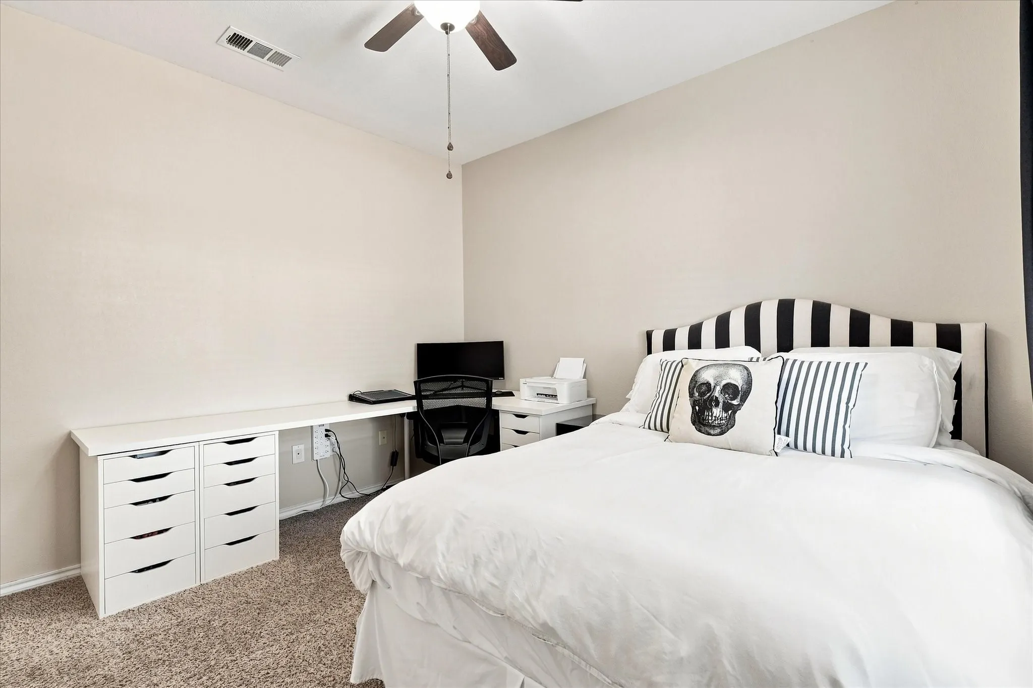 Single Family Residence For Sale in Denton County , 321 Texas Drive, Lake Dallas, Texas 75065, 3 Bedroom, 2 Bathroom, 2 Garage spaces, 1,320 Sqft, built in 2001, mls#21385640, Real Estate Agent in Lake Dallas, Homes For Sale in Denton county, Homes For Sale in Lake Dallas, Realtor in Lake Dallas Texas, Real Estate Brokerage Independent Realty Texas, Luminita Cordes Realtor
