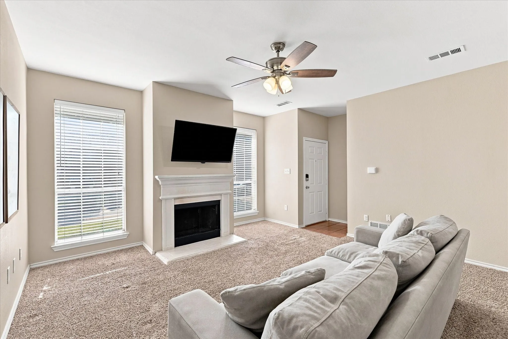 Single Family Residence For Sale in Denton County , 321 Texas Drive, Lake Dallas, Texas 75065, 3 Bedroom, 2 Bathroom, 2 Garage spaces, 1,320 Sqft, built in 2001, mls#21385640, Real Estate Agent in Lake Dallas, Homes For Sale in Denton county, Homes For Sale in Lake Dallas, Realtor in Lake Dallas Texas, Real Estate Brokerage Independent Realty Texas, Luminita Cordes Realtor