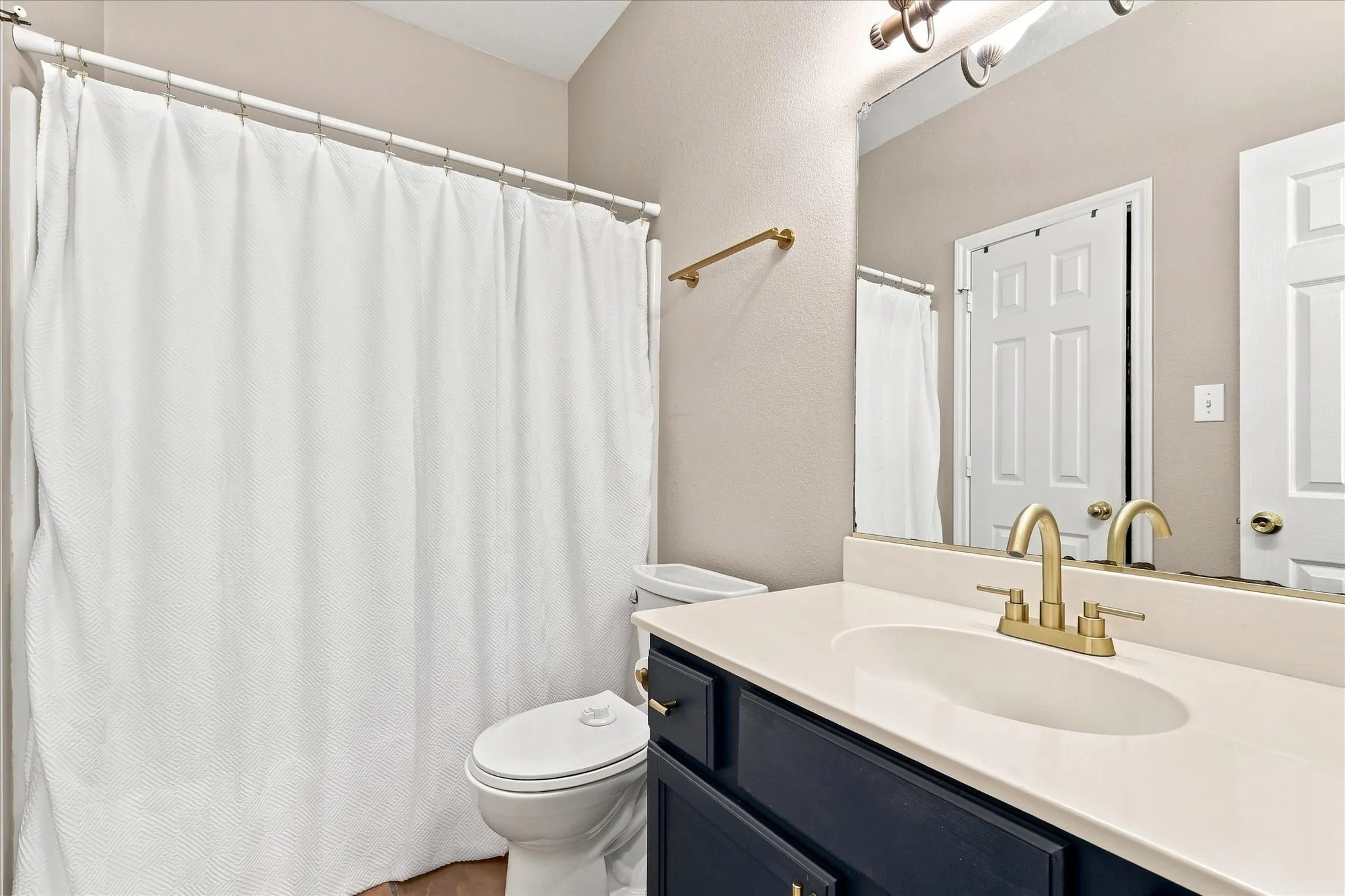 Single Family Residence For Sale in Denton County , 321 Texas Drive, Lake Dallas, Texas 75065, 3 Bedroom, 2 Bathroom, 2 Garage spaces, 1,320 Sqft, built in 2001, mls#21385640, Real Estate Agent in Lake Dallas, Homes For Sale in Denton county, Homes For Sale in Lake Dallas, Realtor in Lake Dallas Texas, Real Estate Brokerage Independent Realty Texas, Luminita Cordes Realtor