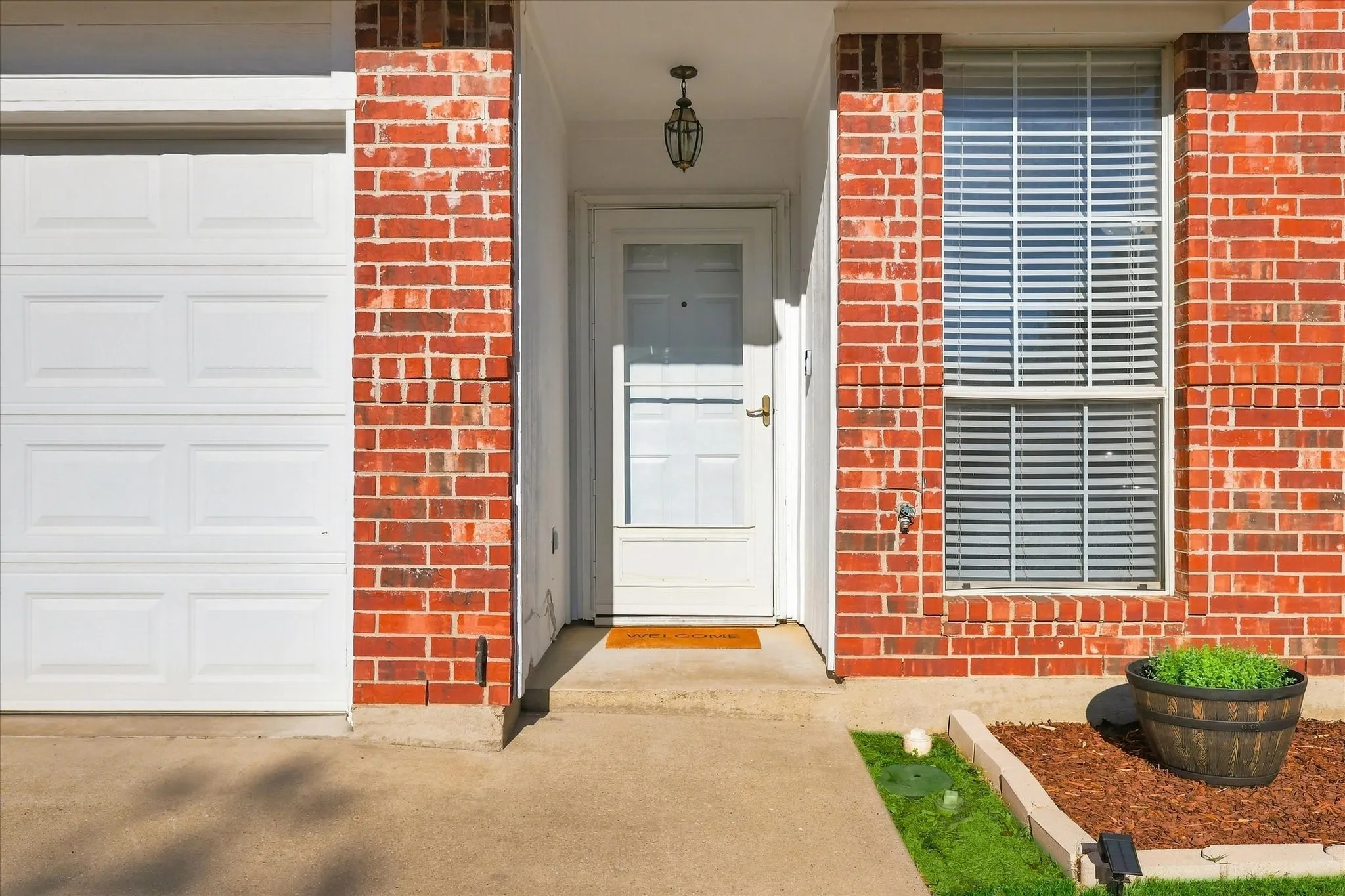 Single Family Residence For Sale in Denton County , 321 Texas Drive, Lake Dallas, Texas 75065, 3 Bedroom, 2 Bathroom, 2 Garage spaces, 1,320 Sqft, built in 2001, mls#21385640, Real Estate Agent in Lake Dallas, Homes For Sale in Denton county, Homes For Sale in Lake Dallas, Realtor in Lake Dallas Texas, Real Estate Brokerage Independent Realty Texas, Luminita Cordes Realtor