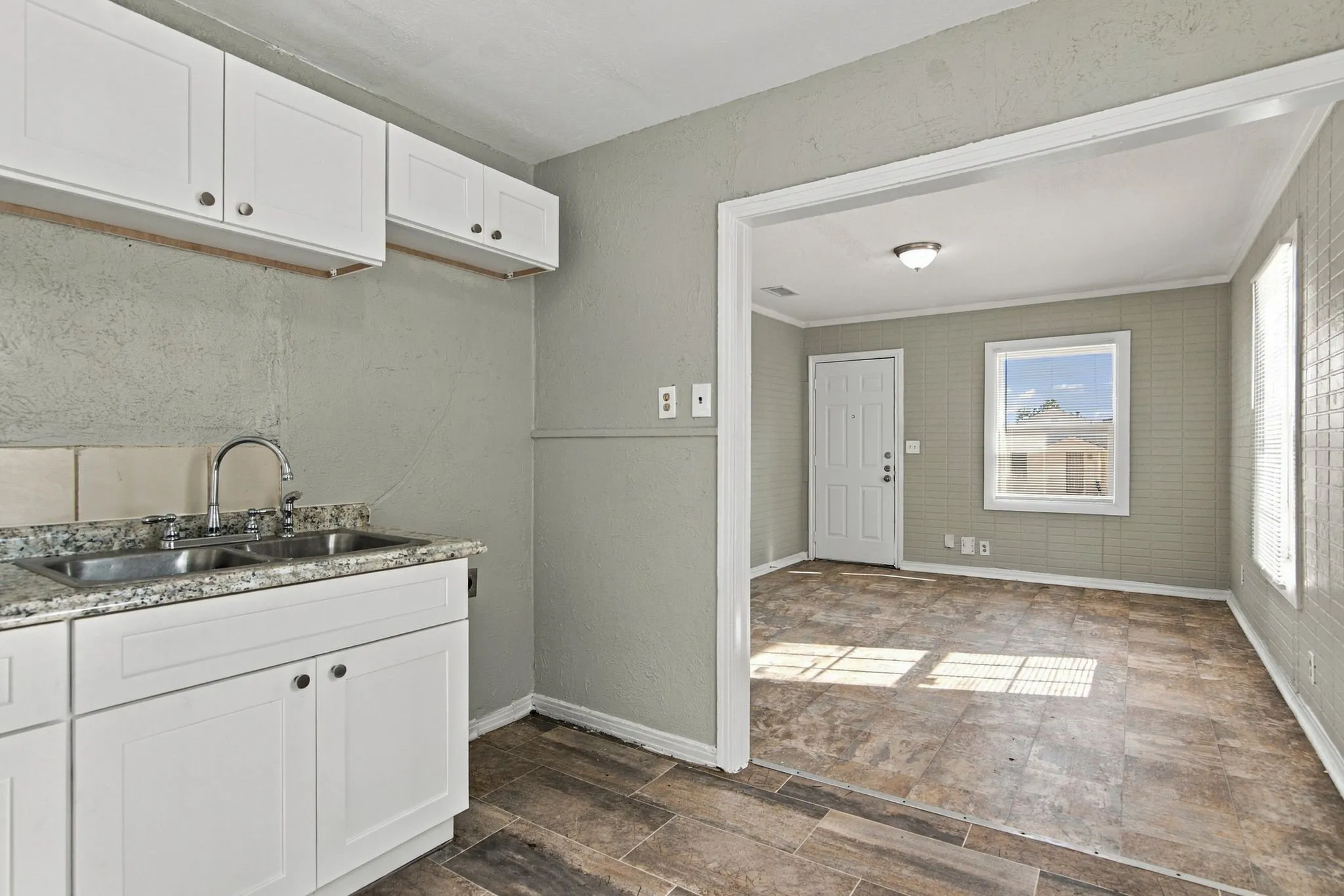 Single Family Residence For Rent in Tarrant County , 5408 Como Drive, Fort Worth, Texas 76107, 2 Bedroom, 1 Bathroom, Garage spaces, 624 Sqft, built in 1950, mls#21385697, Real Estate Agent in Fort Worth, Homes For Rent in Tarrant county, Homes For Rent in Fort Worth, Realtor in Fort Worth Texas, Real Estate Brokerage Independent Realty Texas, Luminita Cordes Realtor