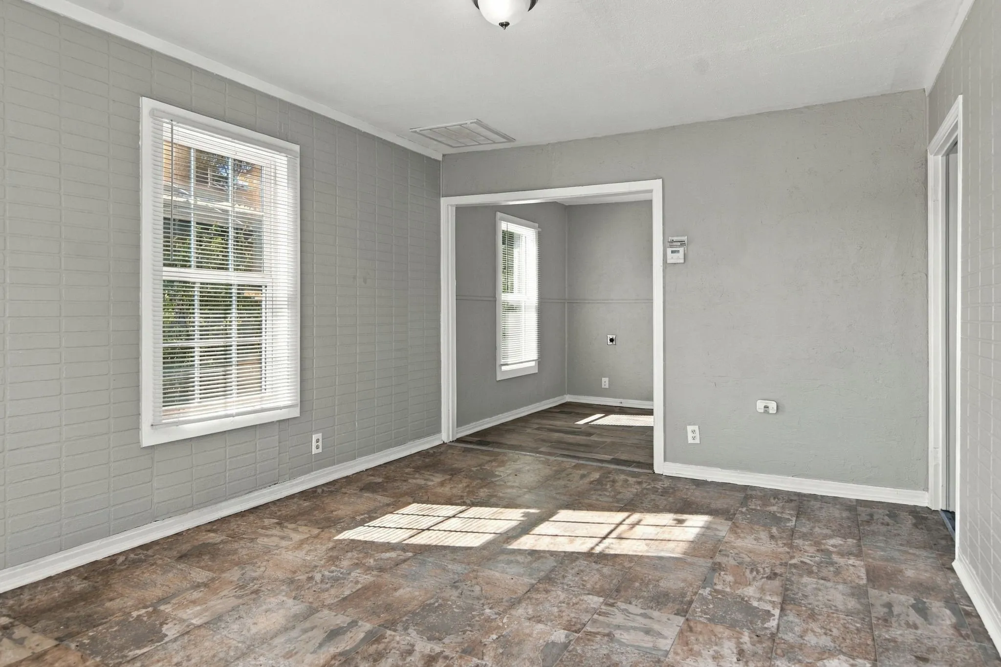 Single Family Residence For Rent in Tarrant County , 5408 Como Drive, Fort Worth, Texas 76107, 2 Bedroom, 1 Bathroom, Garage spaces, 624 Sqft, built in 1950, mls#21385697, Real Estate Agent in Fort Worth, Homes For Rent in Tarrant county, Homes For Rent in Fort Worth, Realtor in Fort Worth Texas, Real Estate Brokerage Independent Realty Texas, Luminita Cordes Realtor