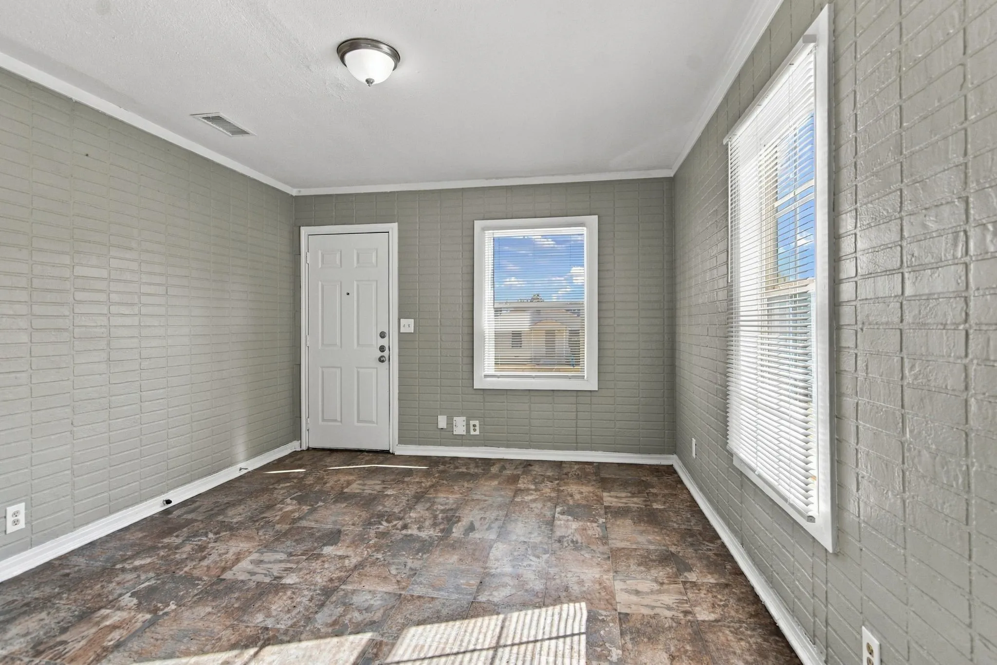 Single Family Residence For Rent in Tarrant County , 5408 Como Drive, Fort Worth, Texas 76107, 2 Bedroom, 1 Bathroom, Garage spaces, 624 Sqft, built in 1950, mls#21385697, Real Estate Agent in Fort Worth, Homes For Rent in Tarrant county, Homes For Rent in Fort Worth, Realtor in Fort Worth Texas, Real Estate Brokerage Independent Realty Texas, Luminita Cordes Realtor