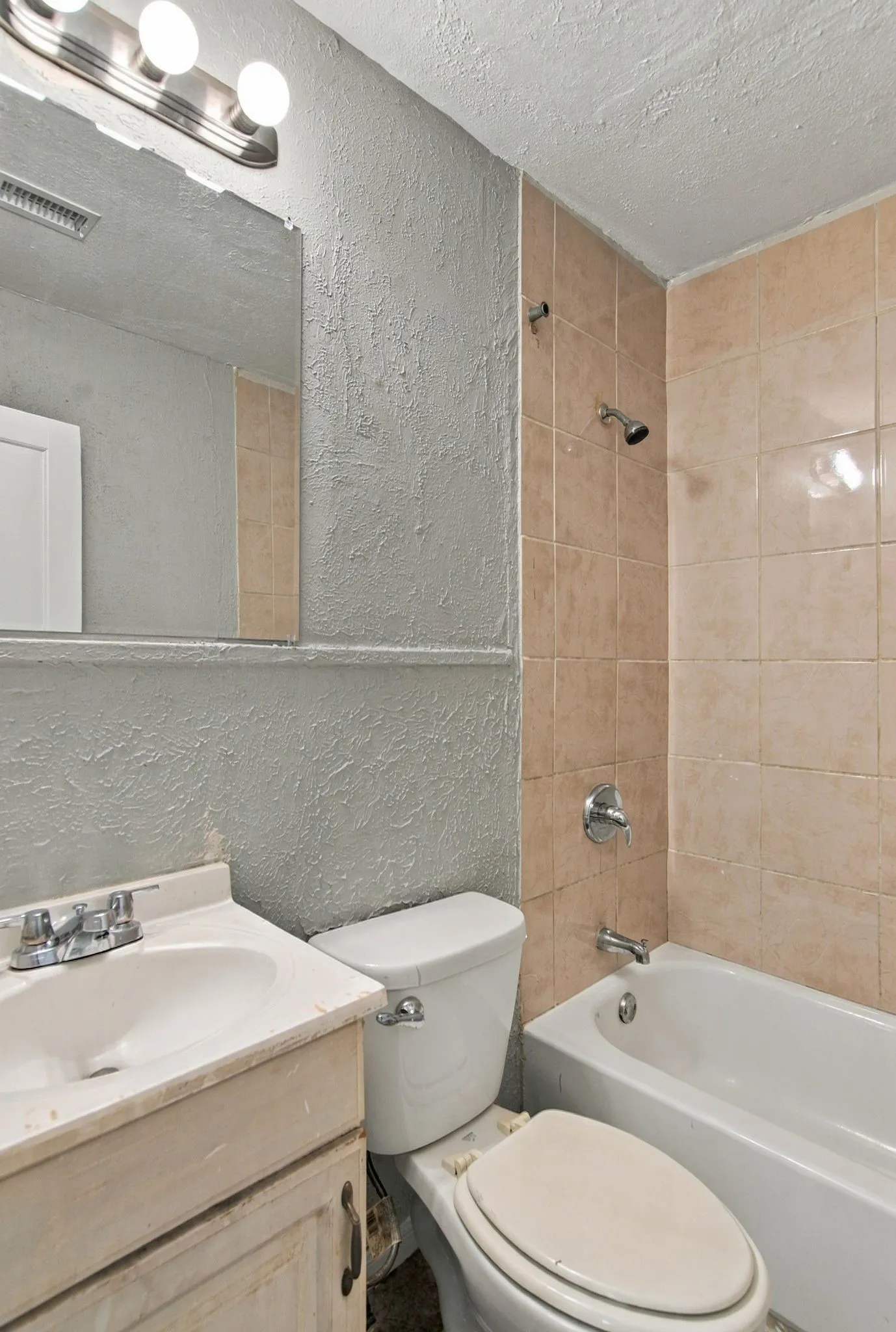 Single Family Residence For Rent in Tarrant County , 5408 Como Drive, Fort Worth, Texas 76107, 2 Bedroom, 1 Bathroom, Garage spaces, 624 Sqft, built in 1950, mls#21385697, Real Estate Agent in Fort Worth, Homes For Rent in Tarrant county, Homes For Rent in Fort Worth, Realtor in Fort Worth Texas, Real Estate Brokerage Independent Realty Texas, Luminita Cordes Realtor