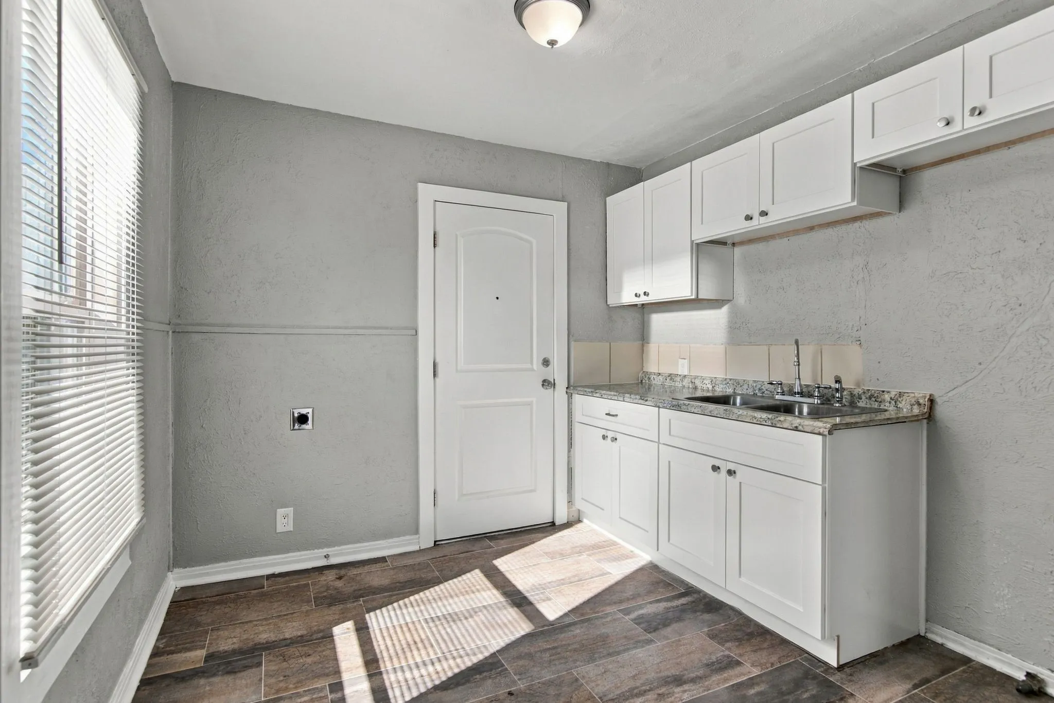 Single Family Residence For Rent in Tarrant County , 5408 Como Drive, Fort Worth, Texas 76107, 2 Bedroom, 1 Bathroom, Garage spaces, 624 Sqft, built in 1950, mls#21385697, Real Estate Agent in Fort Worth, Homes For Rent in Tarrant county, Homes For Rent in Fort Worth, Realtor in Fort Worth Texas, Real Estate Brokerage Independent Realty Texas, Luminita Cordes Realtor