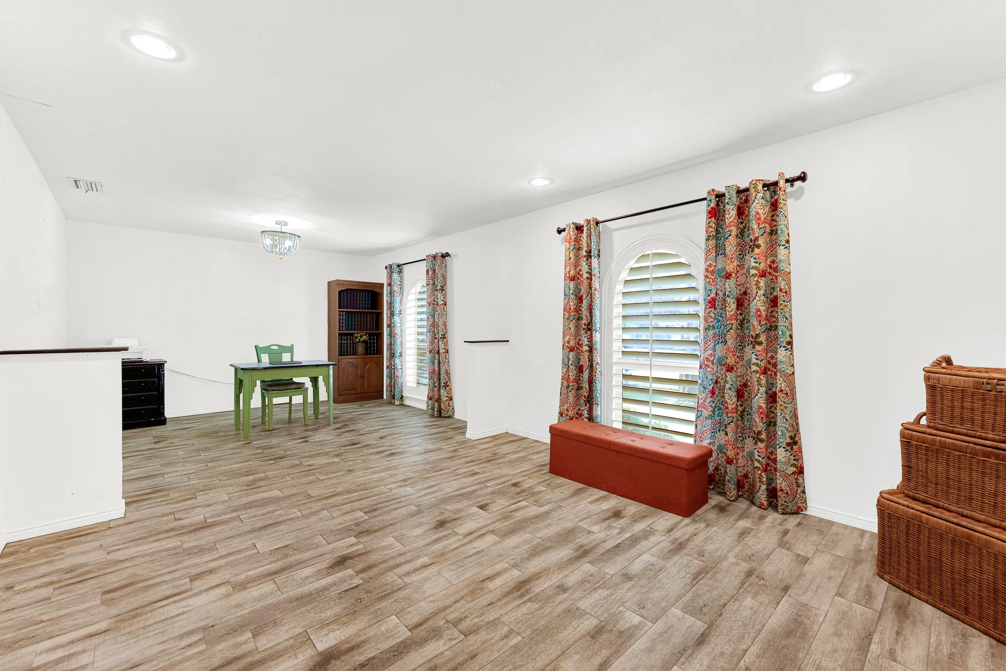 Durable wood-plank ceramic flooring seamlessly ties the entire front wing together while keeping daily maintenance simple. The thoughtful open layout ensures smooth foot traffic between the entryway, workspace, and main living zones.