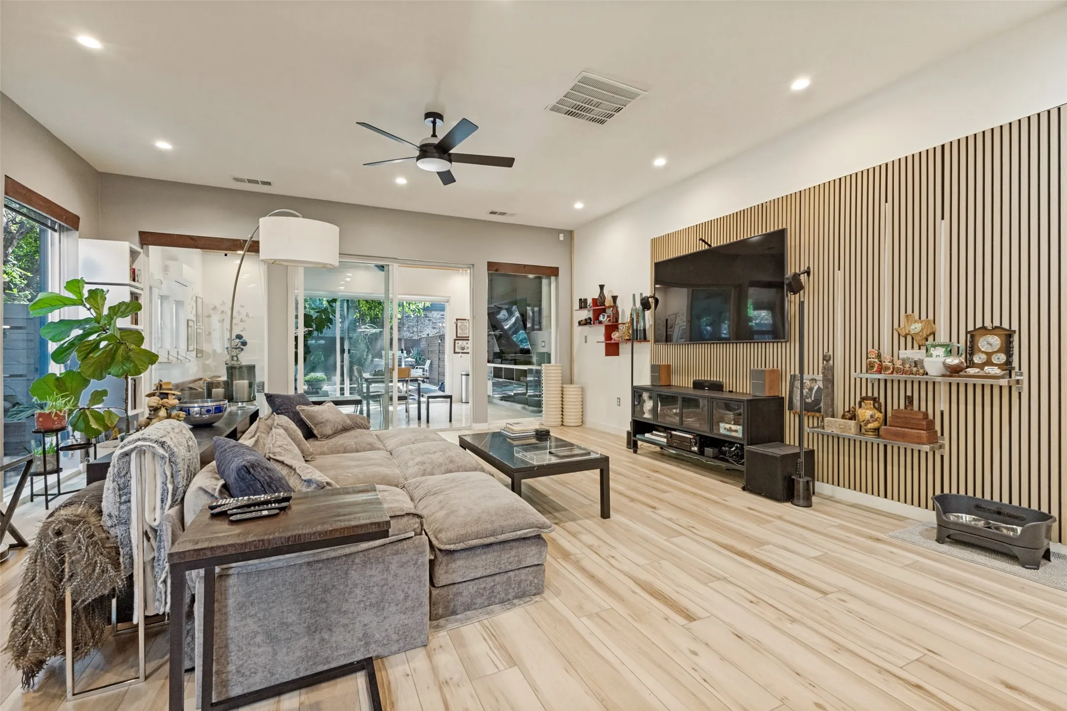 Single Family Residence For Sale in Dallas County , 3912 Munger Avenue, Dallas, Texas 75204, 3 Bedroom, 4 Bathroom, 2 Garage spaces, 2,800 Sqft, built in 2018, mls#21385722, Real Estate Agent in Dallas, Homes For Sale in Dallas county, Homes For Sale in Dallas, Realtor in Dallas Texas, Real Estate Brokerage Independent Realty Texas, Luminita Cordes Realtor