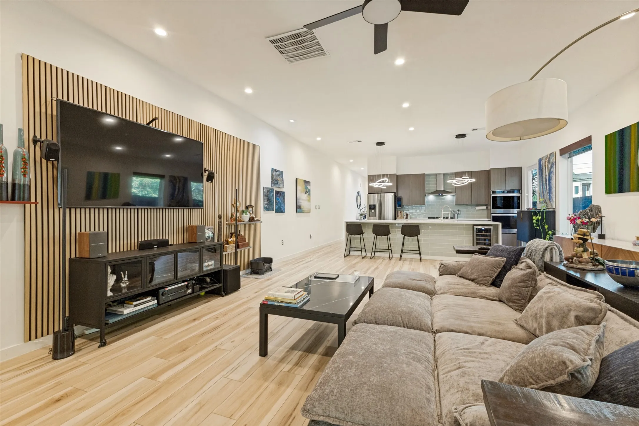 Single Family Residence For Sale in Dallas County , 3912 Munger Avenue, Dallas, Texas 75204, 3 Bedroom, 4 Bathroom, 2 Garage spaces, 2,800 Sqft, built in 2018, mls#21385722, Real Estate Agent in Dallas, Homes For Sale in Dallas county, Homes For Sale in Dallas, Realtor in Dallas Texas, Real Estate Brokerage Independent Realty Texas, Luminita Cordes Realtor