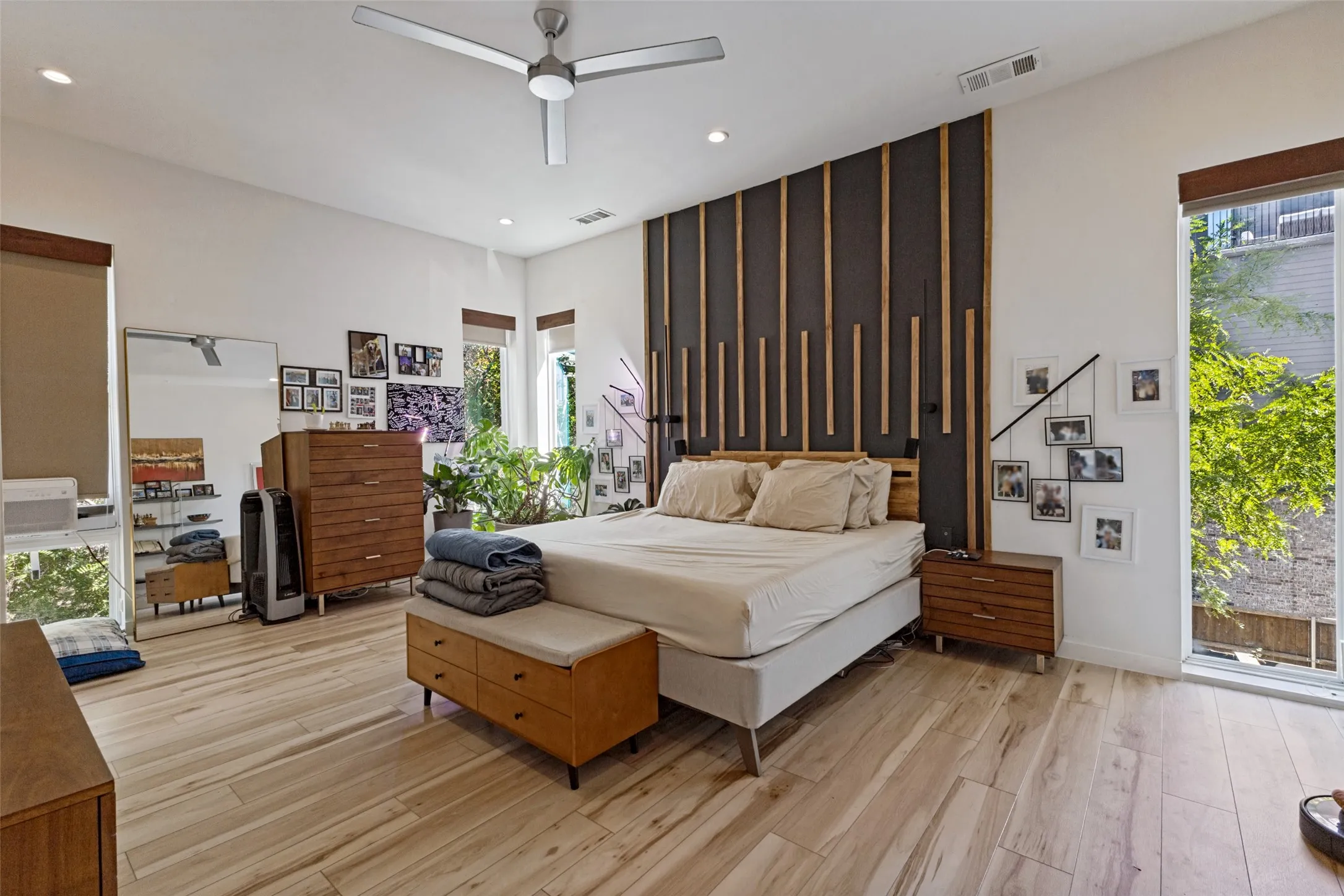 Single Family Residence For Sale in Dallas County , 3912 Munger Avenue, Dallas, Texas 75204, 3 Bedroom, 4 Bathroom, 2 Garage spaces, 2,800 Sqft, built in 2018, mls#21385722, Real Estate Agent in Dallas, Homes For Sale in Dallas county, Homes For Sale in Dallas, Realtor in Dallas Texas, Real Estate Brokerage Independent Realty Texas, Luminita Cordes Realtor