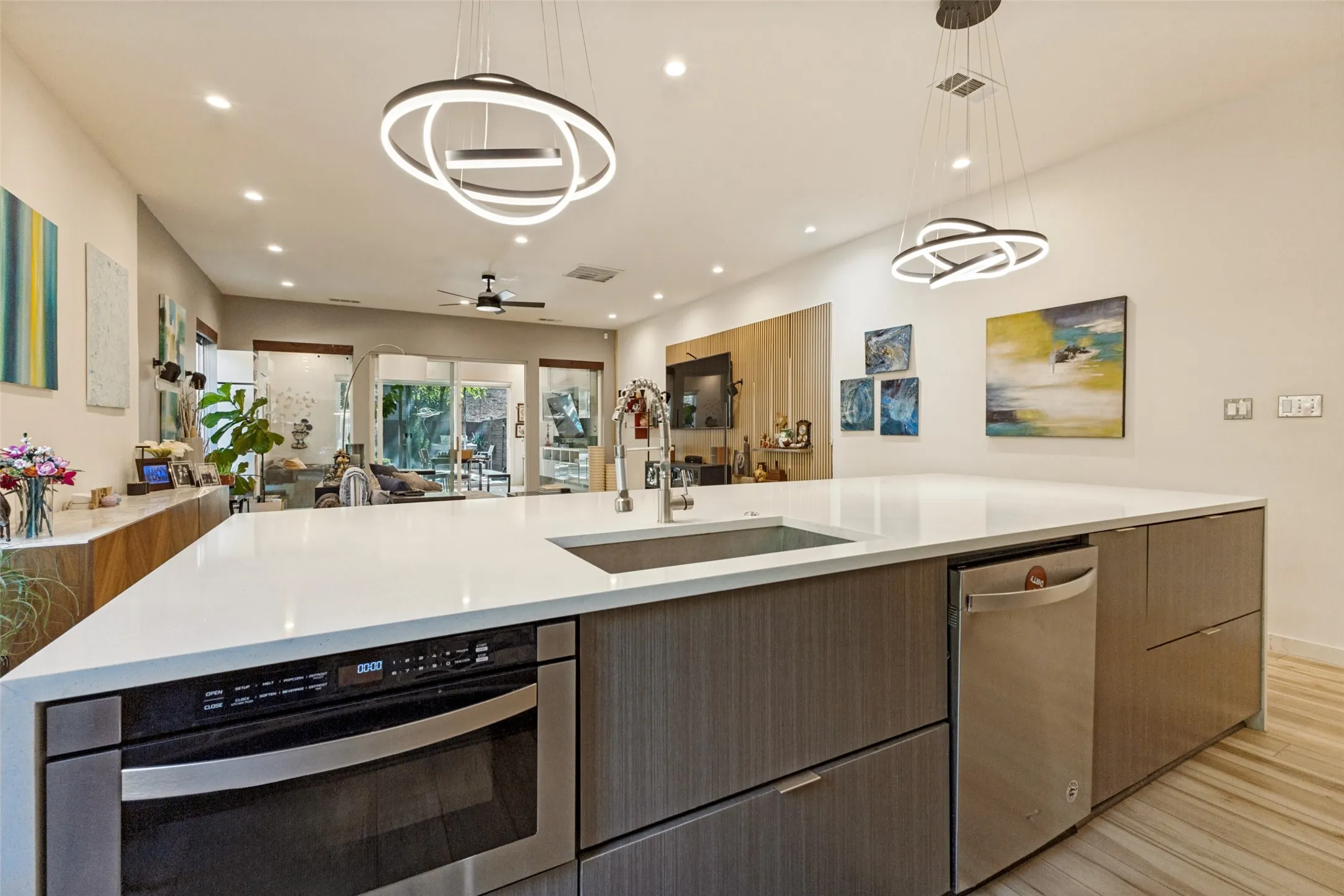 Single Family Residence For Sale in Dallas County , 3912 Munger Avenue, Dallas, Texas 75204, 3 Bedroom, 4 Bathroom, 2 Garage spaces, 2,800 Sqft, built in 2018, mls#21385722, Real Estate Agent in Dallas, Homes For Sale in Dallas county, Homes For Sale in Dallas, Realtor in Dallas Texas, Real Estate Brokerage Independent Realty Texas, Luminita Cordes Realtor